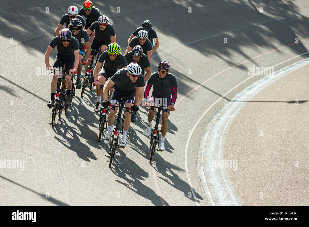 I concorrenti racing nel 2018 Brompton '48 Invitational gara ciclistica evento a Herne Hill Velodrome, London, Regno Unito Foto Stock