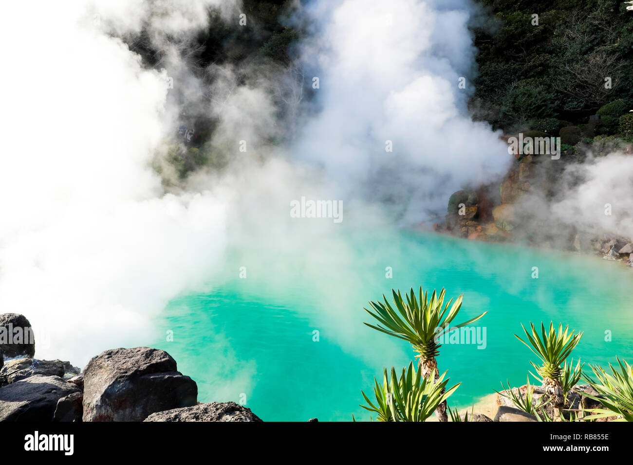 Umi Jigoku (Mare Inferno) blu acqua. Uno degli otto hot springs si trova a Beppu, Oita, Giappone Foto Stock