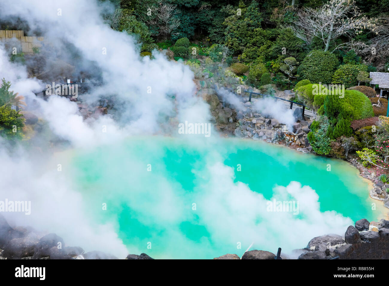 Umi Jigoku (Mare Inferno) blu acqua. Uno degli otto hot springs si trova a Beppu, Oita, Giappone Foto Stock