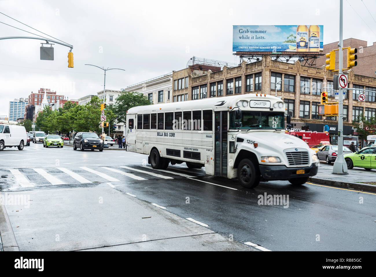 La città di New York, Stati Uniti d'America - Luglio 25, 2018: bus bianco su Malcolm X Boulevard con persone intorno in Harlem, Manhattan, New York City, Stati Uniti d'America Foto Stock