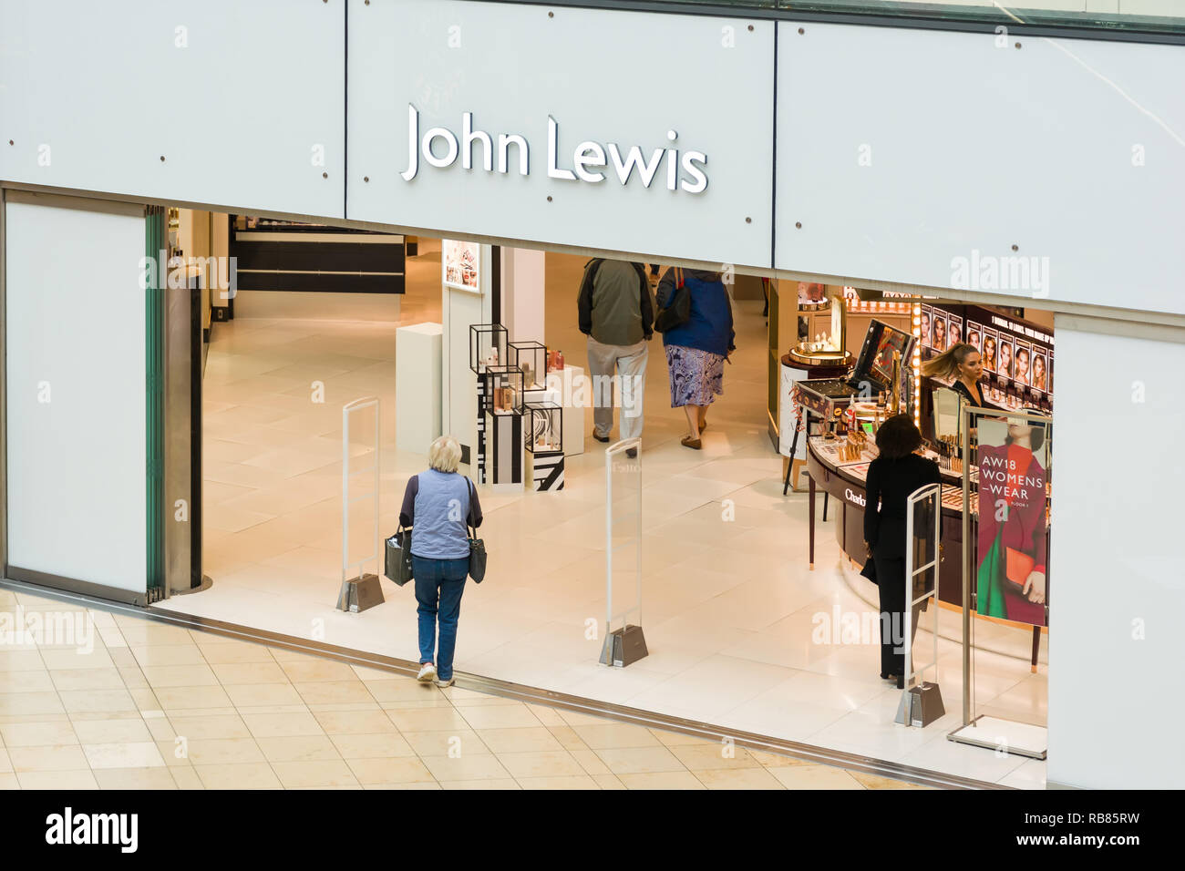 Interior Grand Arcade entrata a John Lewis con gli acquirenti a piedi nel vano della porta, Cambridge, Regno Unito Foto Stock