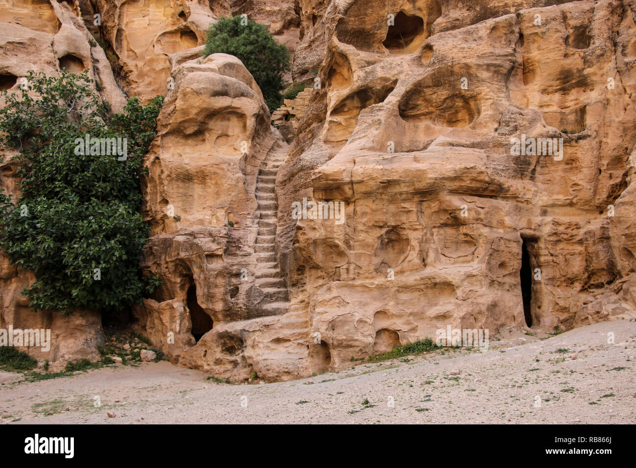 Little Petra Siq al-Barid, Wadi Musa, Giordania. Il complesso architettonico poco Petra è templi tagliato nella roccia, altari, scale, camere, ritua Foto Stock