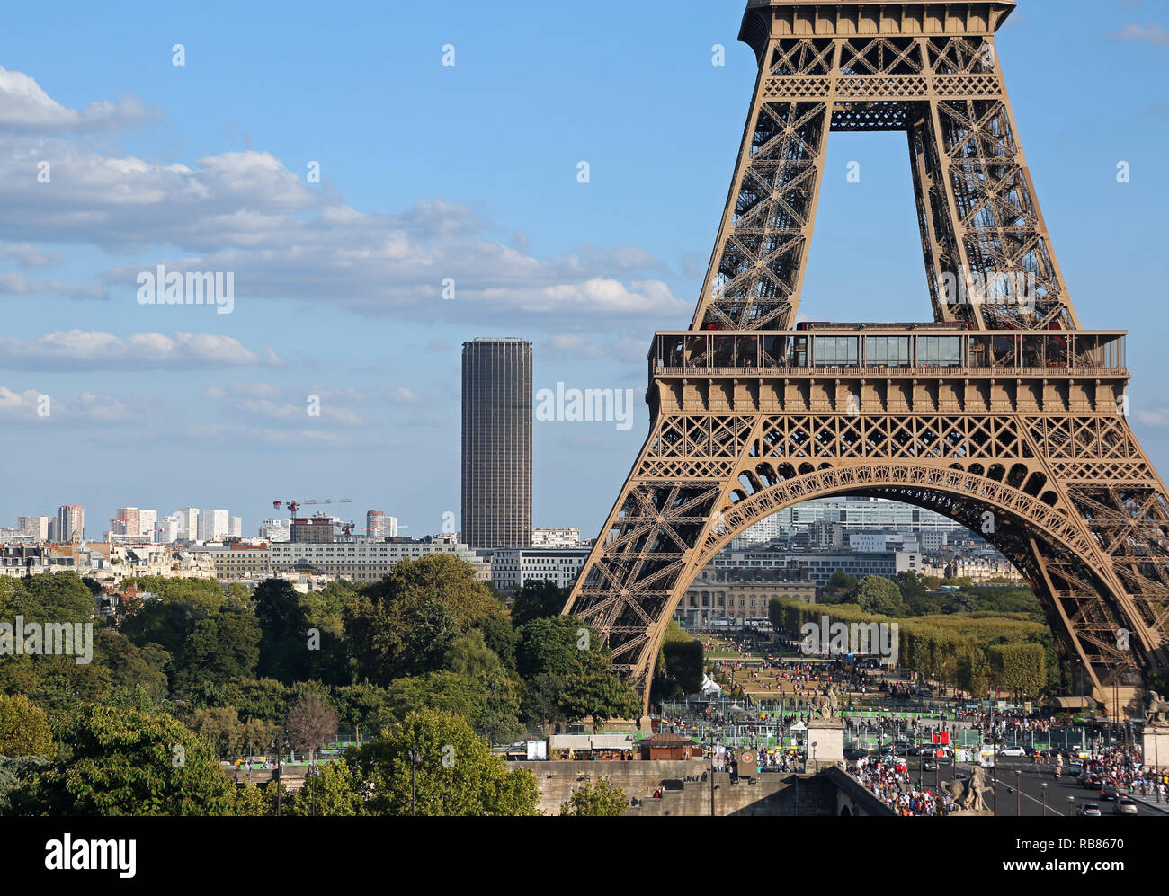 Parigi, Francia - Agosto 17, 2018: la Torre Eiffel e la tour Montparnasse in background Foto Stock