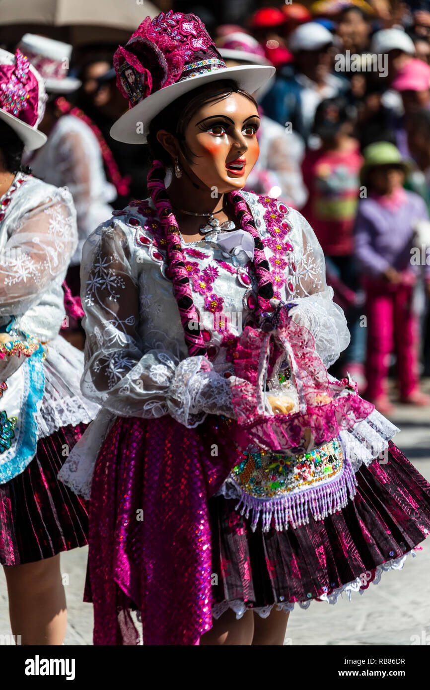 Donna vestito in costume colorato, Fiesta del Senor de Choquekilca (festa del Signore di Choquekilca), Ollantaytambo, Cusco, Perù Foto Stock