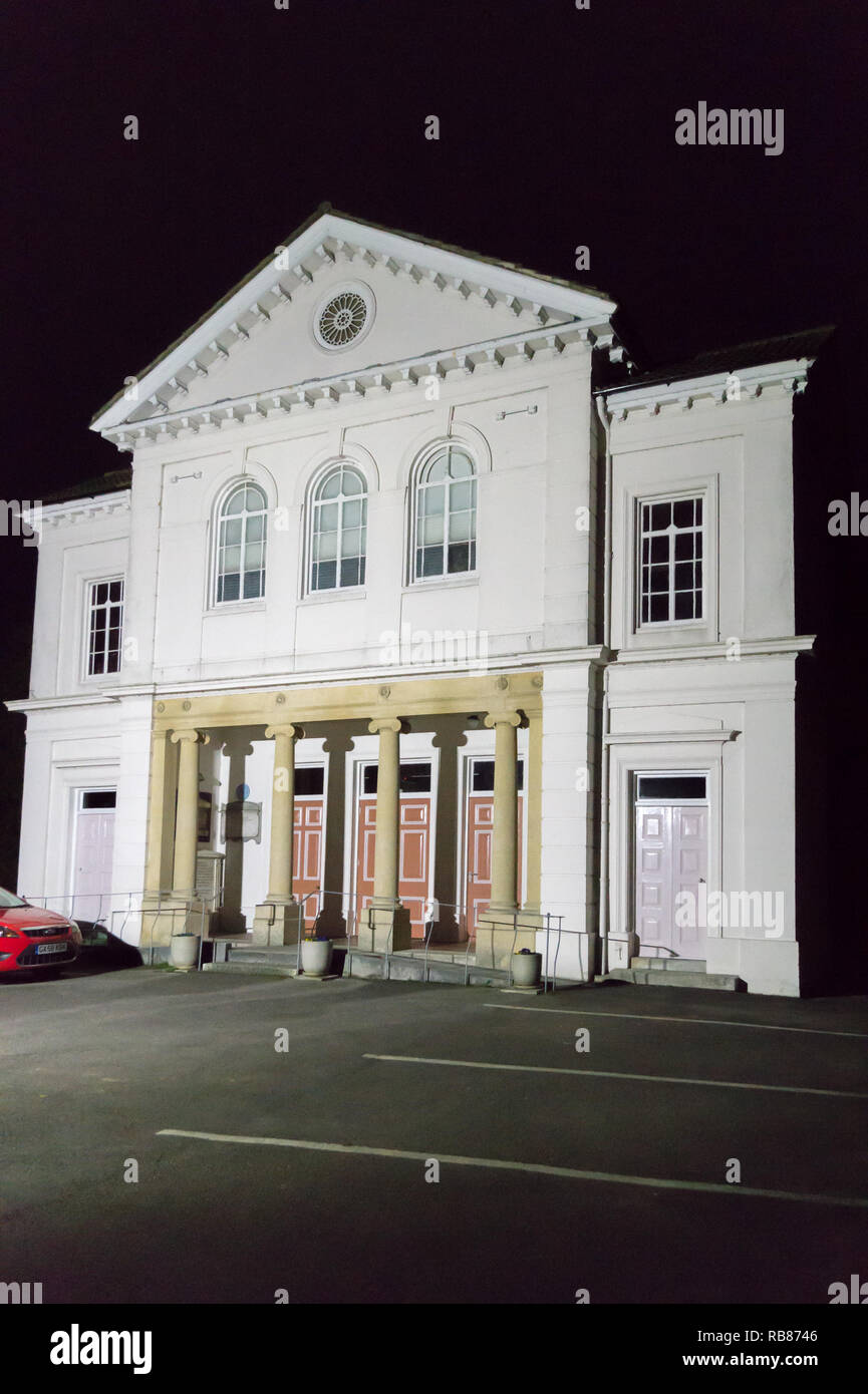 Regno Chiesa Riformata, ex chiesa congregazionale, (1801), in stile classico, la Collina di Mercato, Maldon Essex, Inghilterra illuminazione notturna Foto Stock