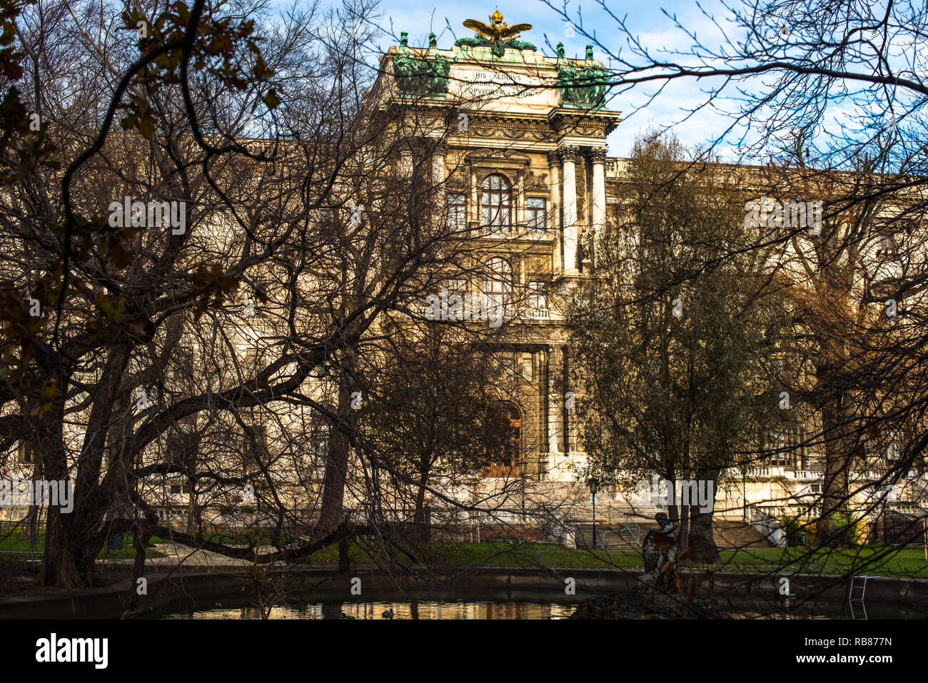 Neue Burg la costruzione di parte del palazzo di Hofburg complesso visto da Burggarten. Vienna, Austria. Foto Stock
