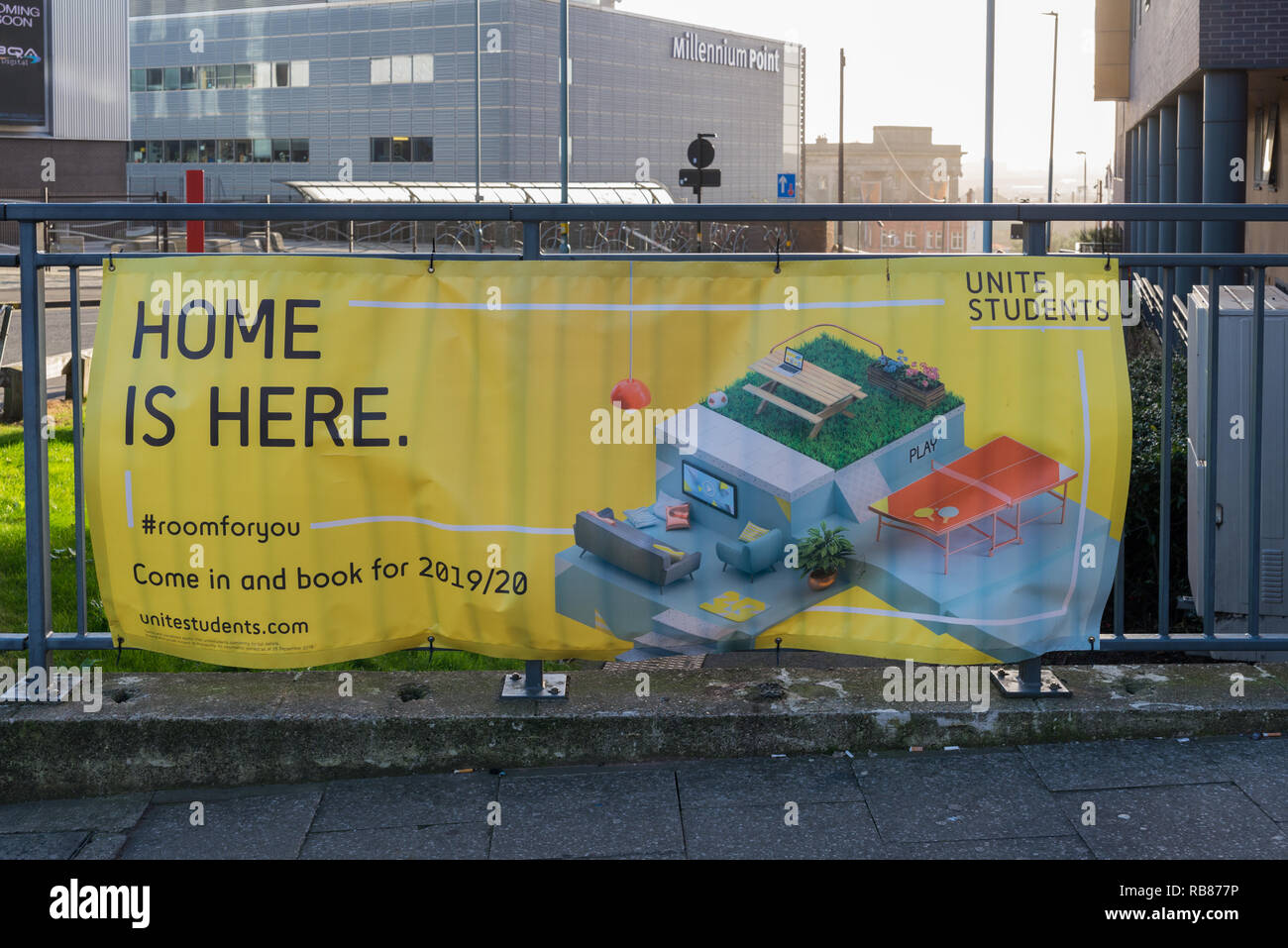 Grande giallo banner pubblicitari Unite alloggi per studenti a Birmingham City University di Eastside, Birmingham Foto Stock