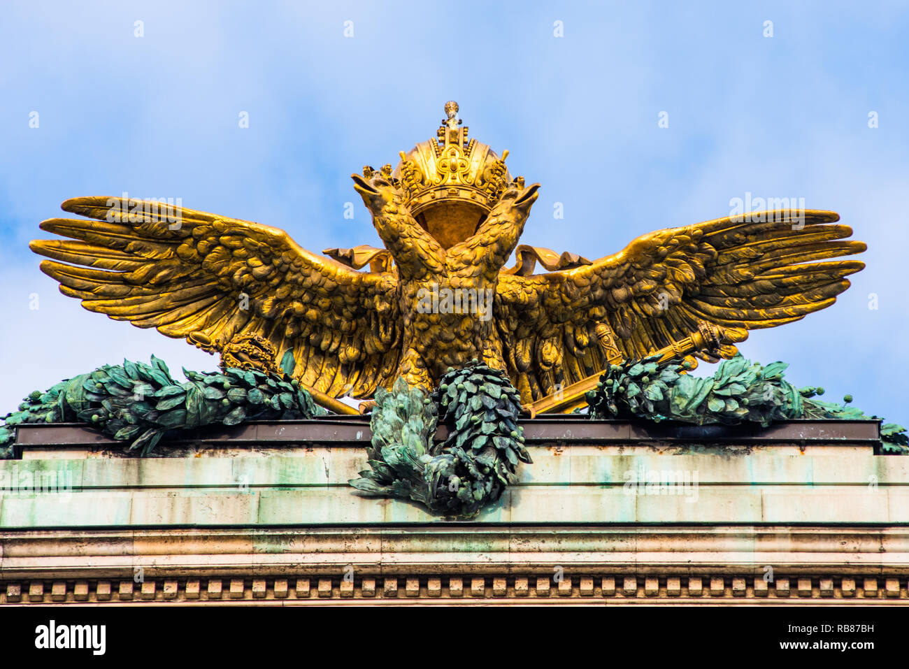 Imperiale in oro due Headed Eagle e corona regale del Palazzo di Hofburg a Vienna, in Austria Foto Stock