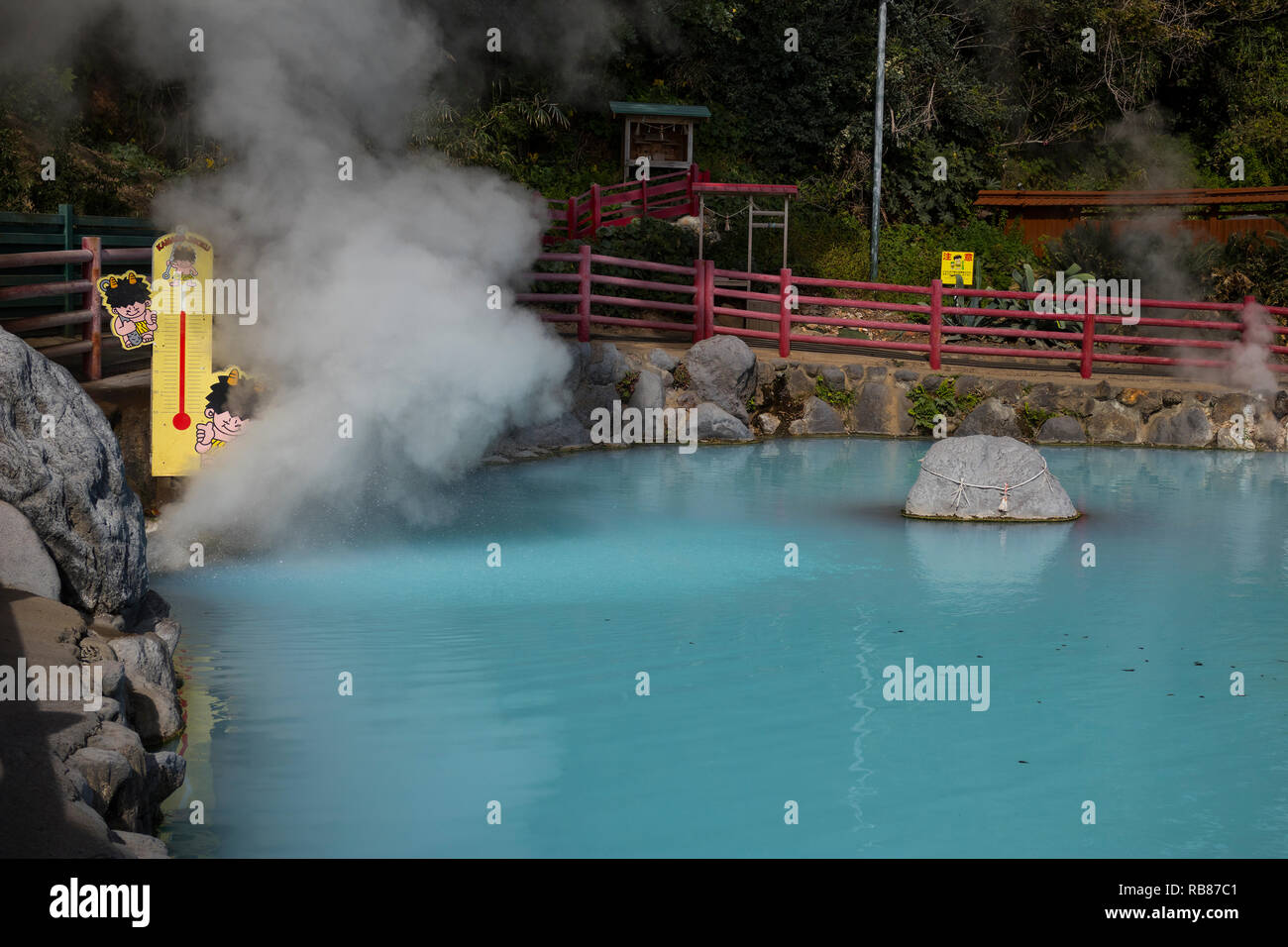 Beppu, Giappone - 2 Novembre 2018: Kamado Jigoku piscina, un monumento naturale, sull'inferno tour in Beppu Foto Stock
