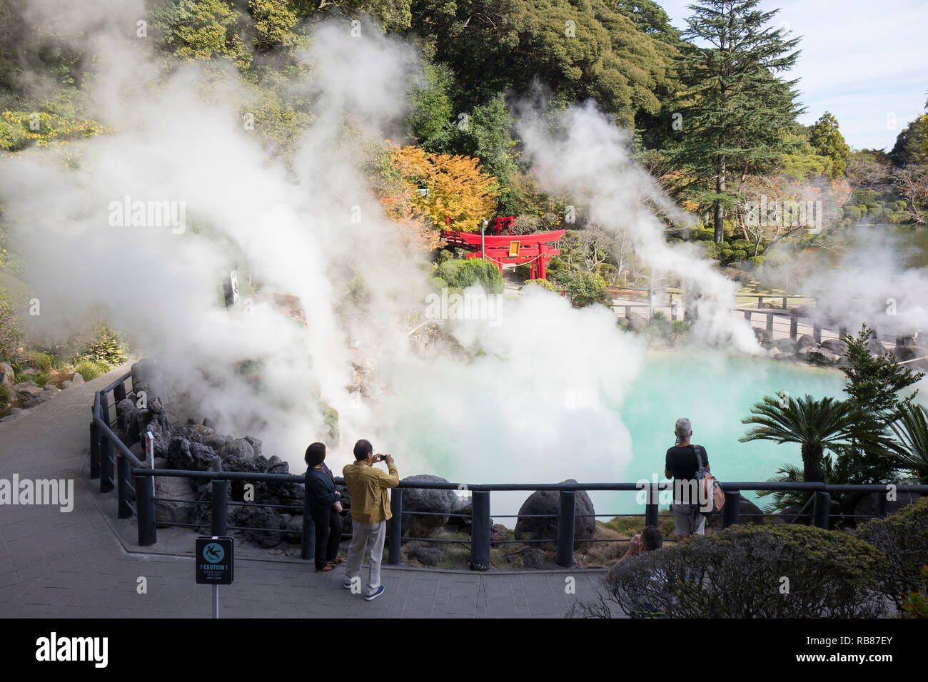 Beppu, Giappone - 2 Novembre 2018: Umi Jigoku piscina, Ocean's Inferno, un monumento naturale sull'inferno tour in Beppu Foto Stock