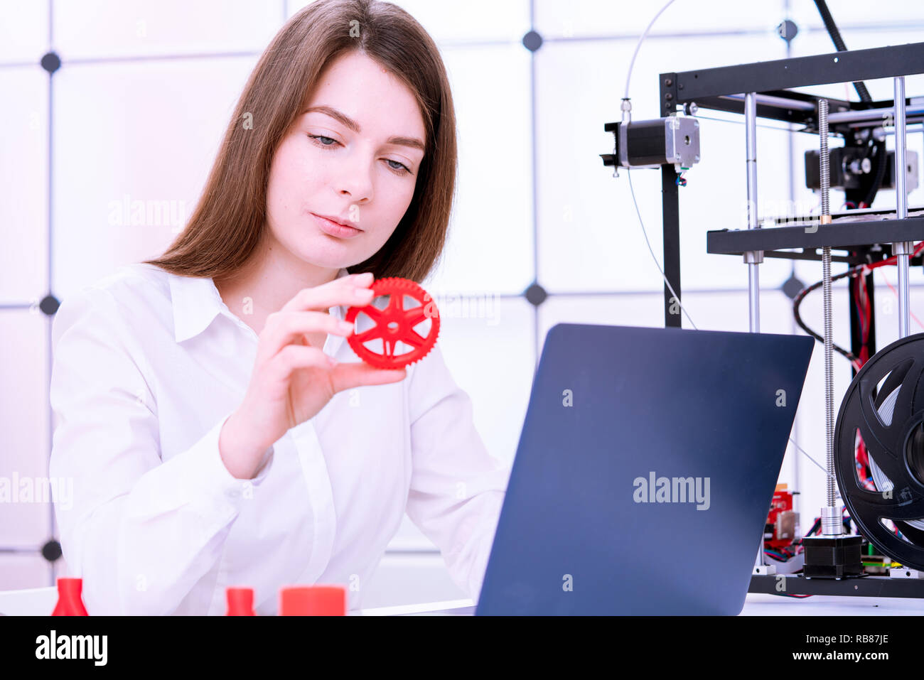 Giovani donne designer in 3d di laboratorio di stampa Foto Stock