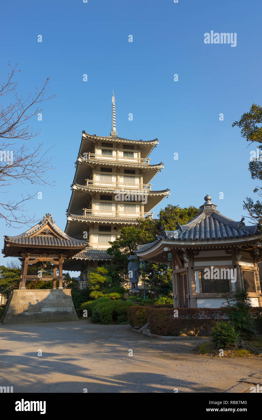 Miyazaki, Giappone - 4 Novembre 2018: Shineiji tempio buddista in Miyazaki con pagoda e bell Foto Stock