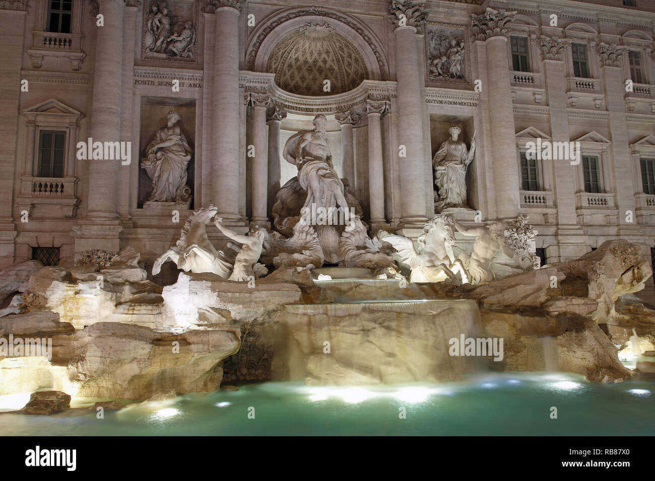 Fontana di Trevi di notte. Il centro di Roma Foto Stock
