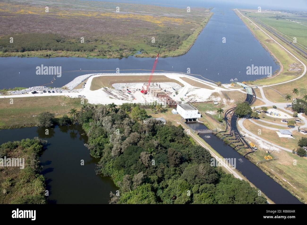 Una vista del canale sotterraneo 12 sito di lavoro vicino a Pahokee. Gli equipaggi hanno rimosso il vecchio canale sotterraneo da questa posizione e sono nel processo di costruzione dell'acqua nuova struttura di controllo che verrà sostituito. Gli Stati Uniti Esercito di ingegneri prevede di sostituire 28 acqua di strutture di controllo attorno al lago Okeechobee; costruzione è completa su quattro strutture 19 mentre gli altri sono sotto contratto. Il corpo si aggiudica appalti per sostituire le altre cinque strutture per i prossimi tre anni. Foto Stock