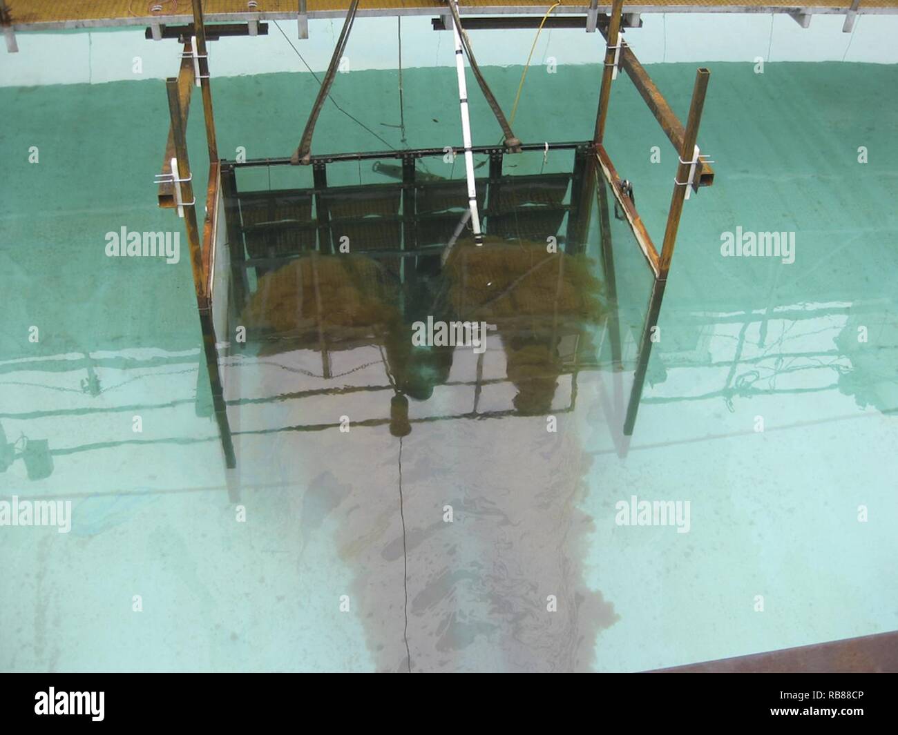 Olio grezzo mescolato con acqua di mare contatti Schiuma tamponi utilizzati come mezzi di prova presso la National Oil Spill Response la ricerca e le fonti di energia rinnovabili impianto di prova di Leonardo, New Jersey, Mercoledì, 7 dicembre 2016. Le pastiglie sono state utilizzate per dimostrare la fuoriuscita di olio cleanup tecnologia sviluppata da Argonne National Laboratory. (Coast Guard Foto Stock