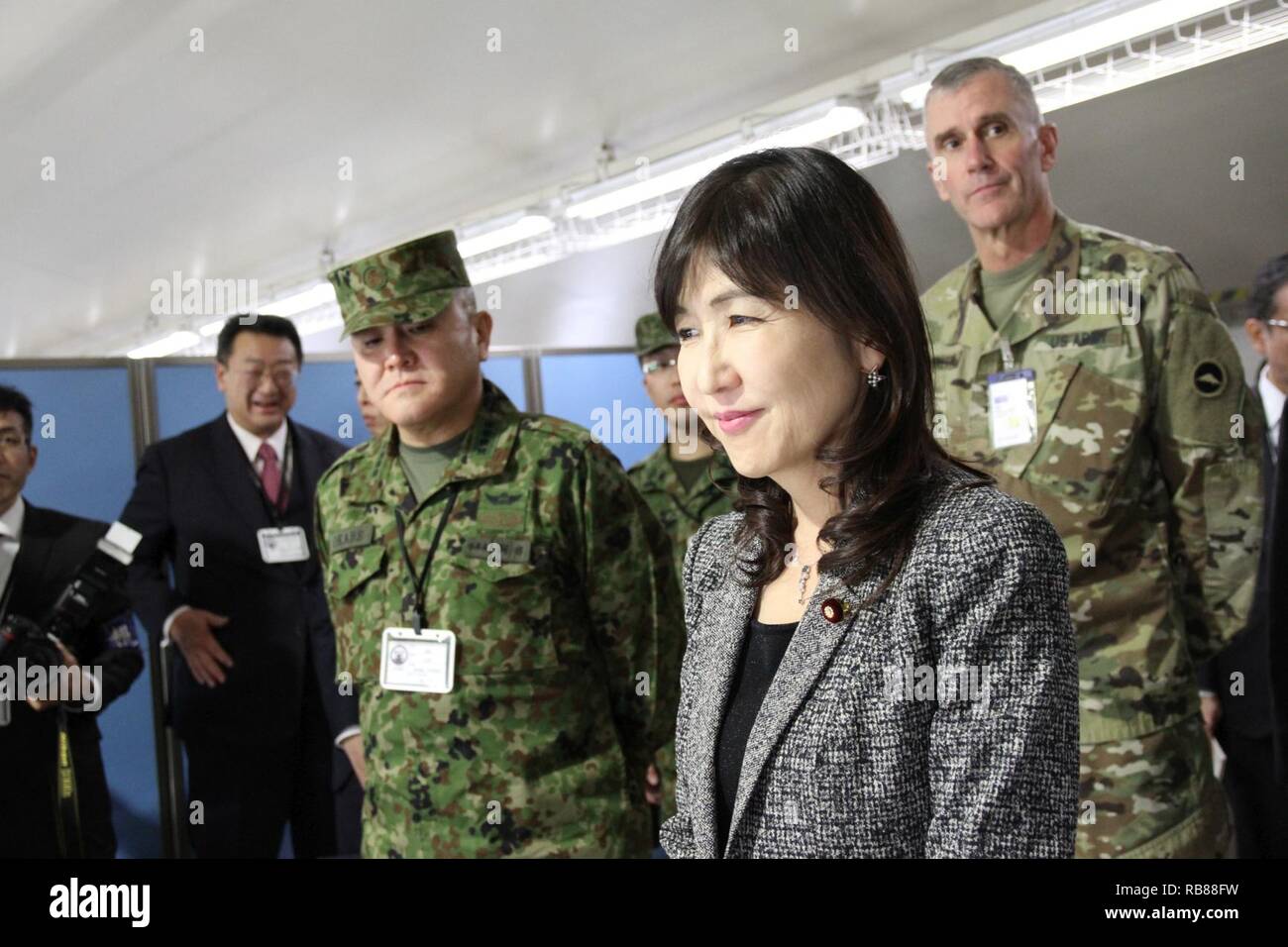 CAMP KENGUN, città di Kumamoto, Prefettura di Kumamoto, Giappone -- il Giappone del Ministro della difesa, gli onorevoli Tomomi Inada, visite giapponese, Stati Uniti, in Canada e in Australia i membri del servizio durante la Yama Sakura 71, 8 dicembre presso il Camp Kengun, Giappone. Inada visitato per valutare la capacità di esercizio, di interoperabilità e di coordinamento bilaterale. Esercizio Yama Sakura 71 è annualmente un posto di comando esercizio co-sponsorizzato da U.S. Esercito Pacifico e Giappone terra Forza di Autodifesa a Camp Kengun da Dic. 1-13. Lo scopo di questo esercizio è di migliorare gli Stati Uniti e il Giappone del combat readiness e interoperabilità mentre stren Foto Stock