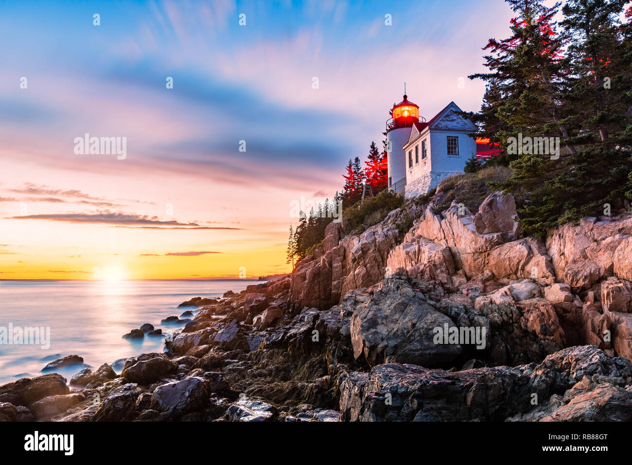 Porto basso Capo Faro al tramonto. Porto basso luce di testa è un faro situato nel Parco Nazionale di Acadia, Maine, segnando l'ingresso a Bass Foto Stock