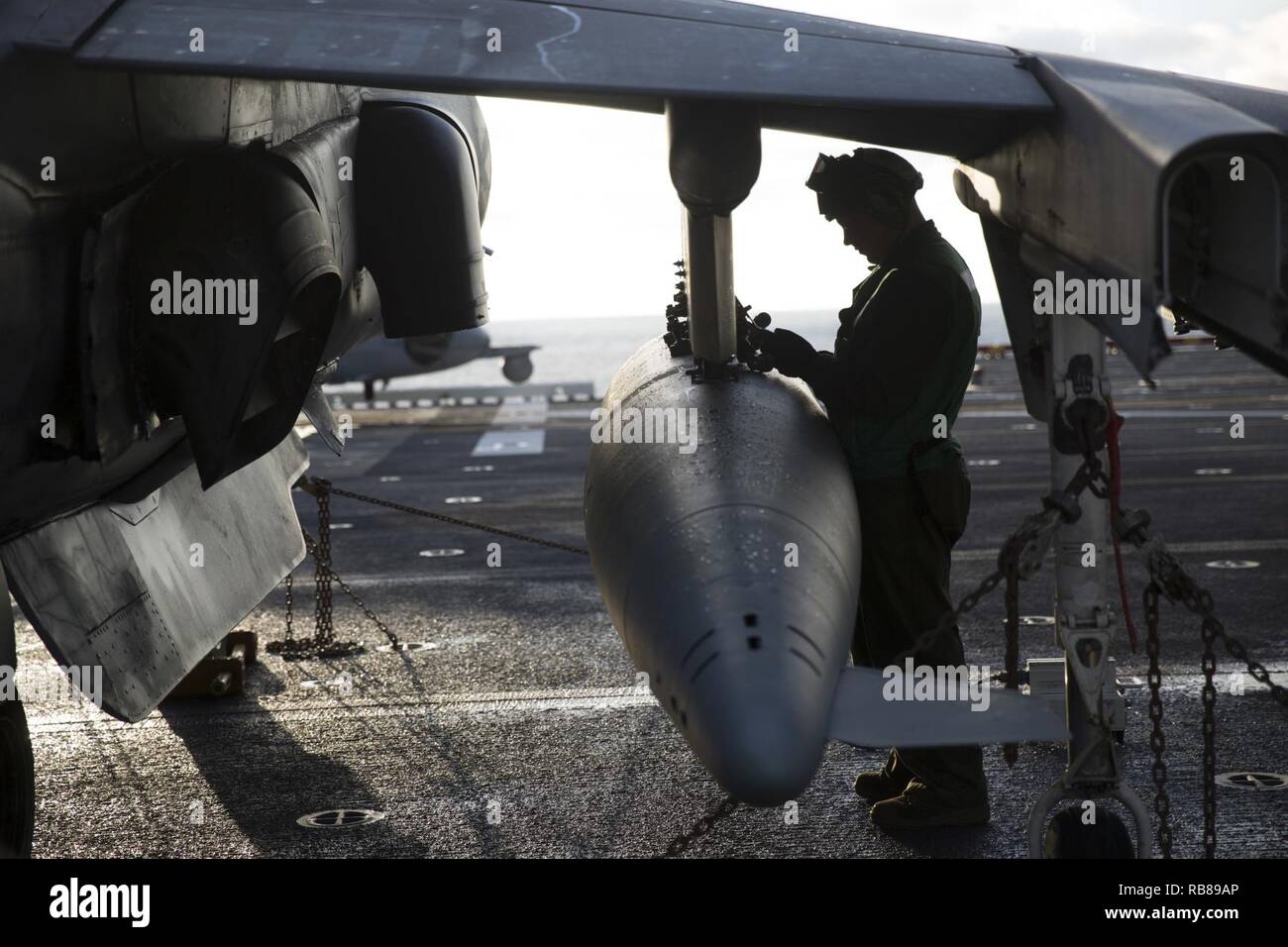 Un Marine con mezzo marino Tiltrotor Squadron 365 (rinforzato) effettua la manutenzione su un AV8-B Harrier durante un anfibio gruppo pronto Marine Expeditionary Unit esercitare, a bordo della USS Bataan, (LHD-5) al largo della costa della Carolina del Nord, 8 dicembre, 2016. ARGMEUEX è un tre-la settimana di esercizio integrato in mare in cui Marines e marinai treno insieme per preparare un imminente implementazione con il ventiquattresimo Marine Expeditionary Unit. Foto Stock Un Marine con mezzo marino Tiltrotor Squadron 365 (rinforzato) effettua la manutenzione su un AV8-B Harrier durante un anfibio gruppo pronto Marine Expeditionary Unit esercitare, a bordo della USS Bataan, (LHD-5) al largo della costa della Carolina del Nord, 8 dicembre, 2016. ARGMEUEX è un tre-la settimana di esercizio integrato in mare in cui Marines e marinai treno insieme per preparare un imminente implementazione con il ventiquattresimo Marine Expeditionary Unit. Foto Stock