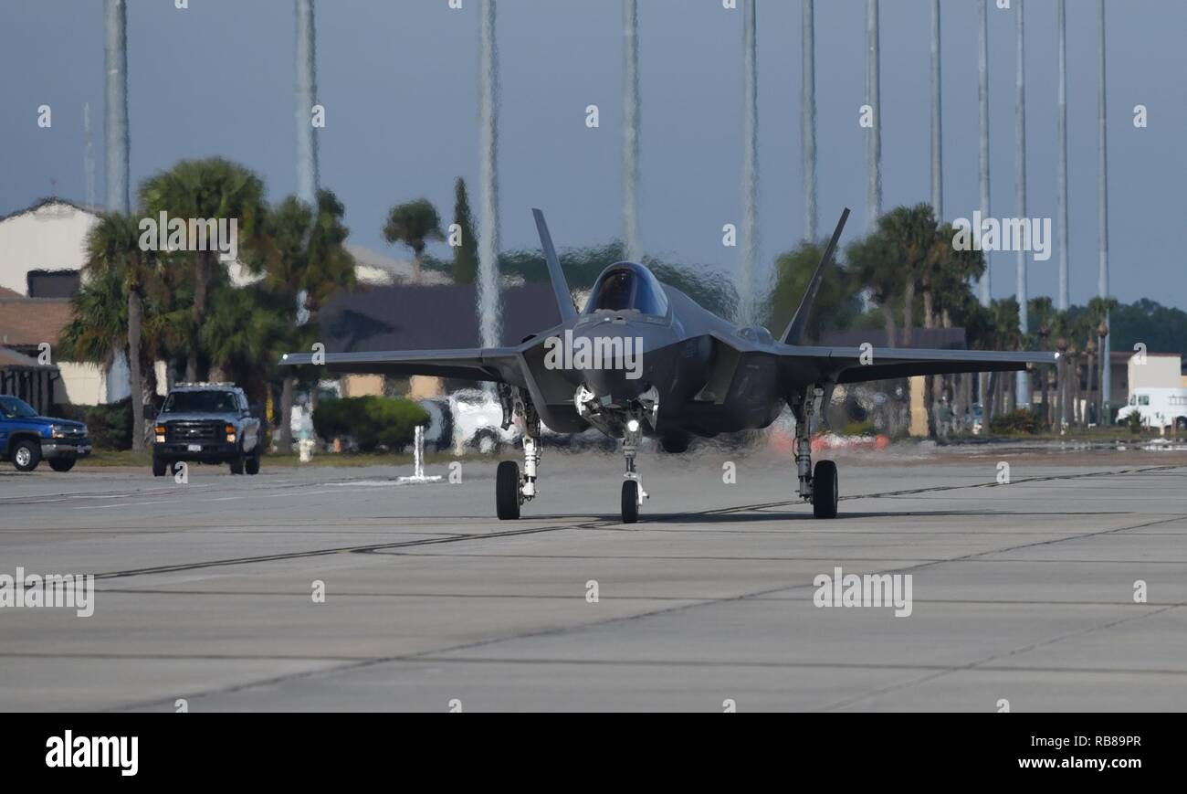 Un U.S. Air Force F-35un fulmine II da Eglin Air Force Base taxi verso il basso la Flightline prima del decollo durante la bandiera a scacchi da 17-1 a Tyndall Air Force Base Fla., 8 dicembre, 2016. Uno dei principali obiettivi della bandiera a scacchi è quello di garantire l'integrazione e la coesione tra tutte le piattaforme di aeromobili e di personale durante il combattimento reale integrazione in uno scenario reale. Foto Stock