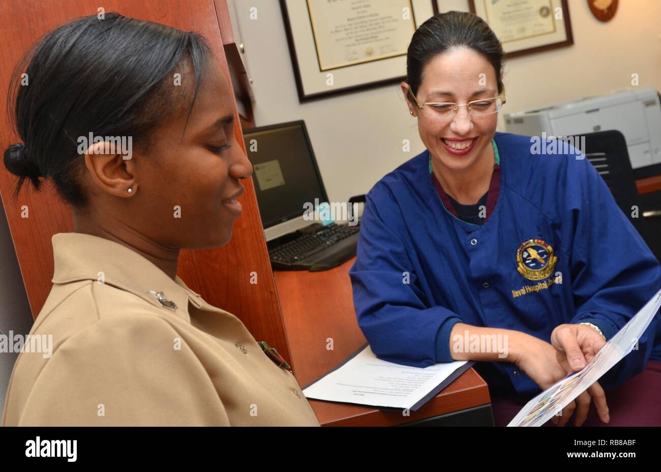 Il Jacksonville, Florida (dec. n. 9, 2016) - Lt. Cynthia Kempf (a destra), un OB/ginecologia infermiere ed educatore del diabete in ospedale navale di Jacksonville e la gravidanza di pratica integrata unità (IPU), discute self-management con Petty Officer 1. Classe Tenesa Gibbs. Valore base care si concentra sul fare la cosa giusta per i pazienti, in modo conveniente e accettabile per loro. Foto Stock