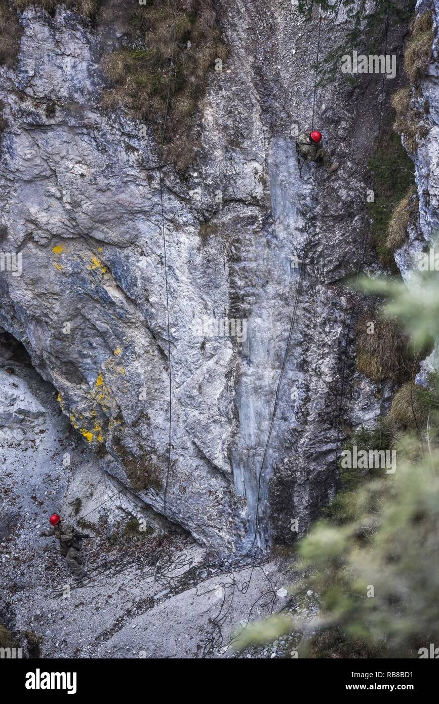 Stati Uniti I soldati dell esercito con Scout plotone, 2° Battaglione, 503rd Reggimento di Fanteria, 173rd Brigata Aerea, rappel giù un burrone durante il Tedesco Mountain Warfare Formazione in Seinsbach Gorge, Mittenwald, Germania, 8 dicembre, 2016. La guerra di montagna della formazione è stata condotta dal 5 al 16 dicembre, a sviluppare le competenze in terreni di montagna con operazioni di ricognizione e in condizioni di freddo intenso tecniche di sopravvivenza. Questo corso di formazione è stato al fianco di altri alleati della NATO tra cui il tedesco, polacco, lituano, lettone ed Estone eserciti. Foto Stock