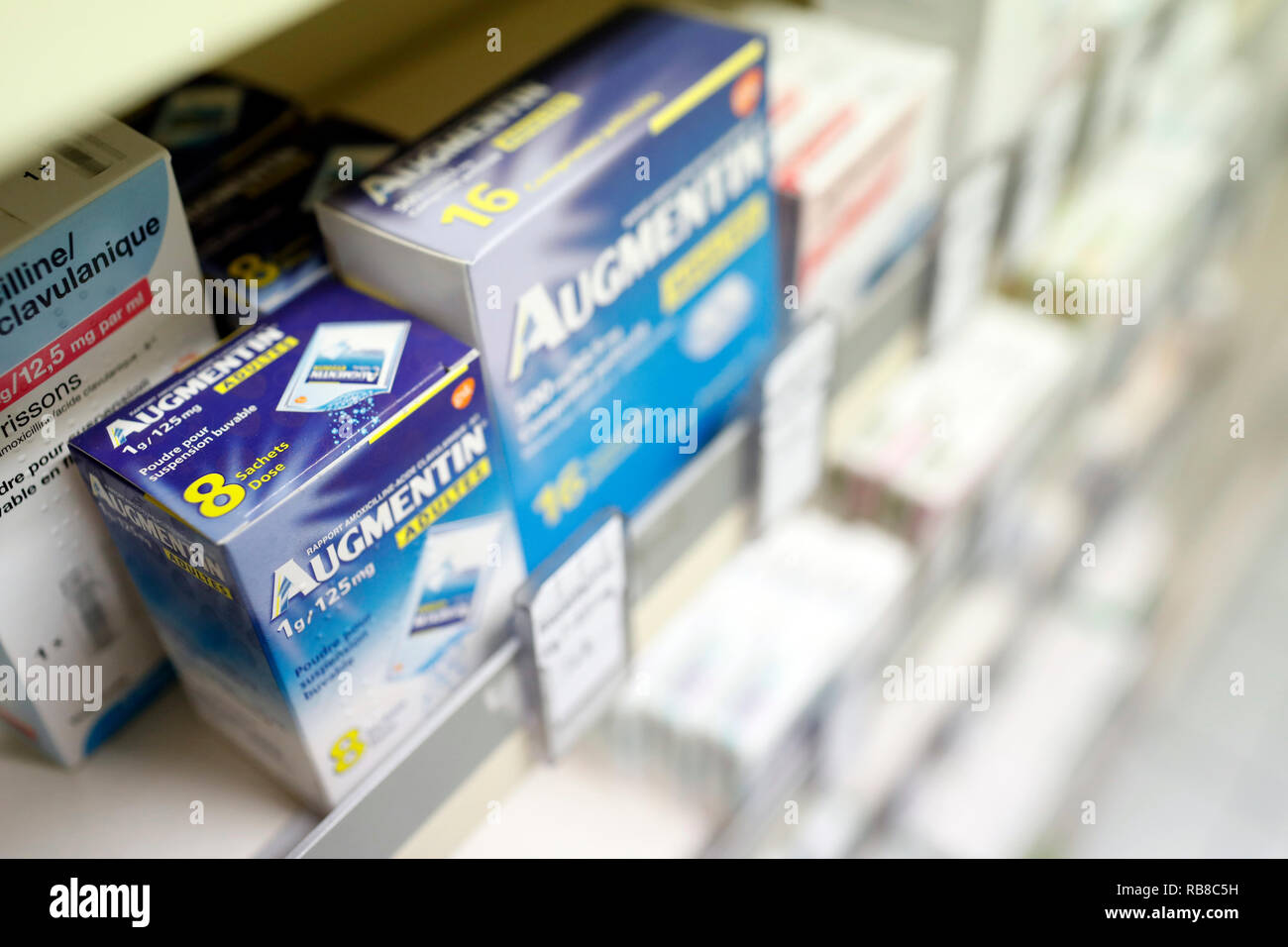 Farmacia. Medicina in scaffali. Antibiotici. La Francia. Foto Stock