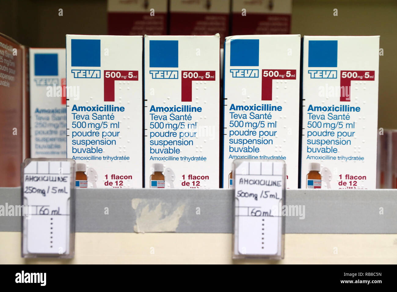 Farmacia. Medicina in scaffali. La Francia. Foto Stock