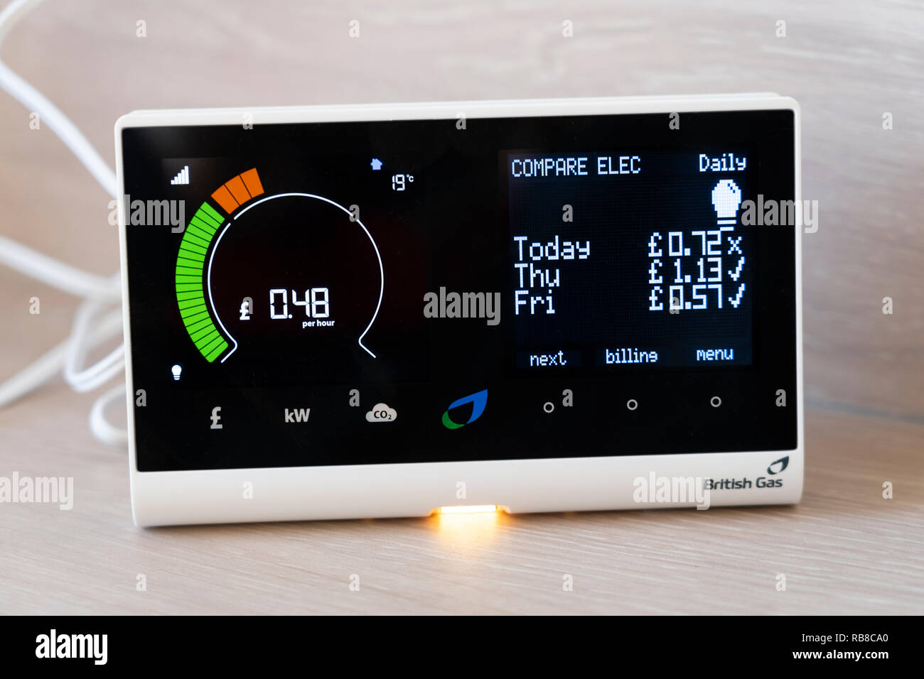 Un indicatore intelligente British gas in una casa che mostra il consumo di energia elettrica all'ora e che confronta con l'uso dei giorni precedenti. REGNO UNITO Foto Stock
