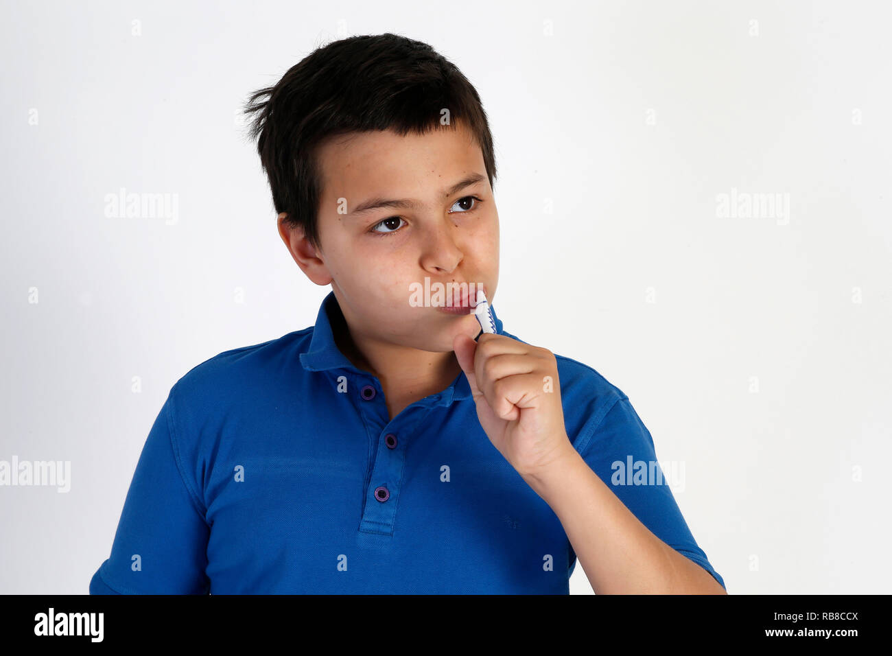 12-anno-vecchio ragazzo spazzolando i suoi denti. Foto Stock