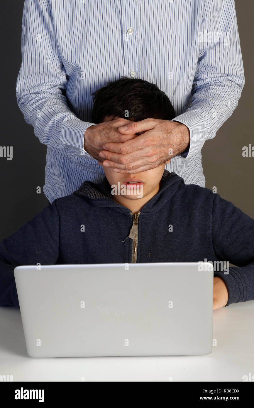 12-anno-vecchio ragazzo vietato a guardare un sito internet. Parigi, Francia. Foto Stock