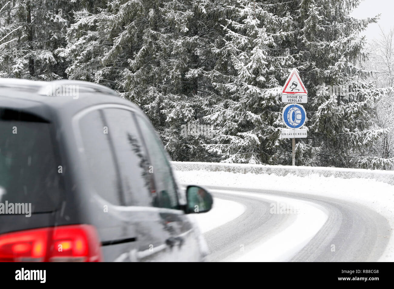 Strada di montagna in inverno. La segnaletica stradale. Saint-Gervais. La Francia. Foto Stock