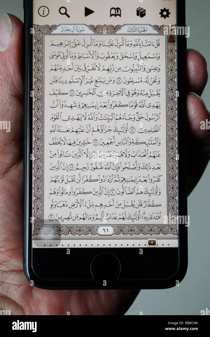 Uomo di lettura elettronica di un Corano su uno smartphone Foto stock -  Alamy