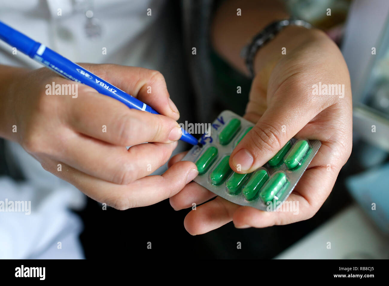 Free health clinic gestito dalle Suore Francescane Missionarie di Maria. I farmaci. Dalat. Il Vietnam. Foto Stock