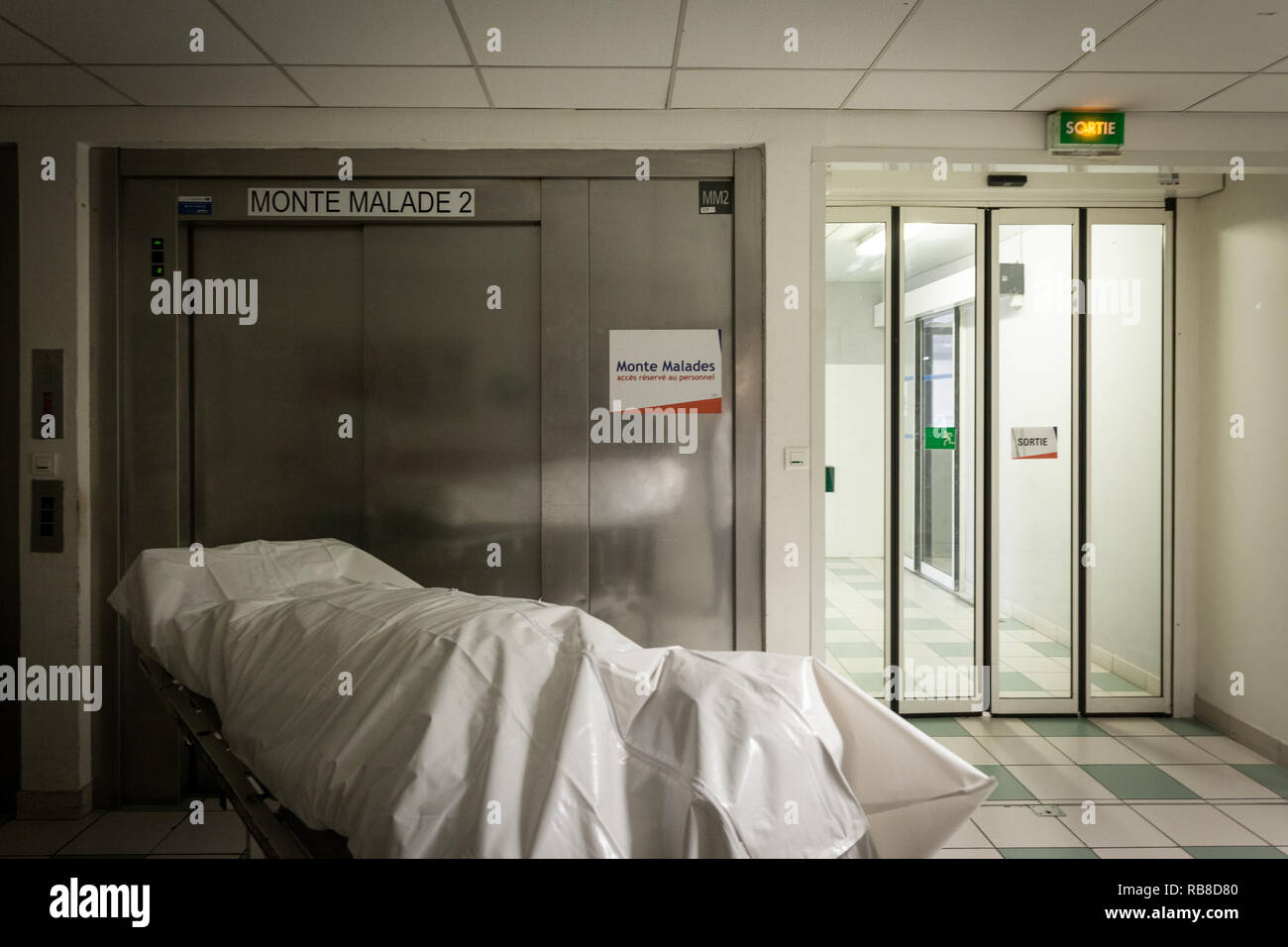 Lavorando su un corpo morto in una camera mortuaria in un ospedale. Foto Stock