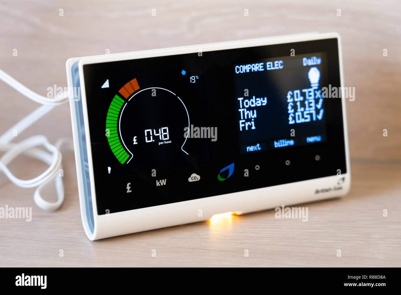 Un British Gas smart meter in una casa che mostra il consumo di energia elettrica per ora e il confronto con le precedenti giorni di utilizzo Foto Stock