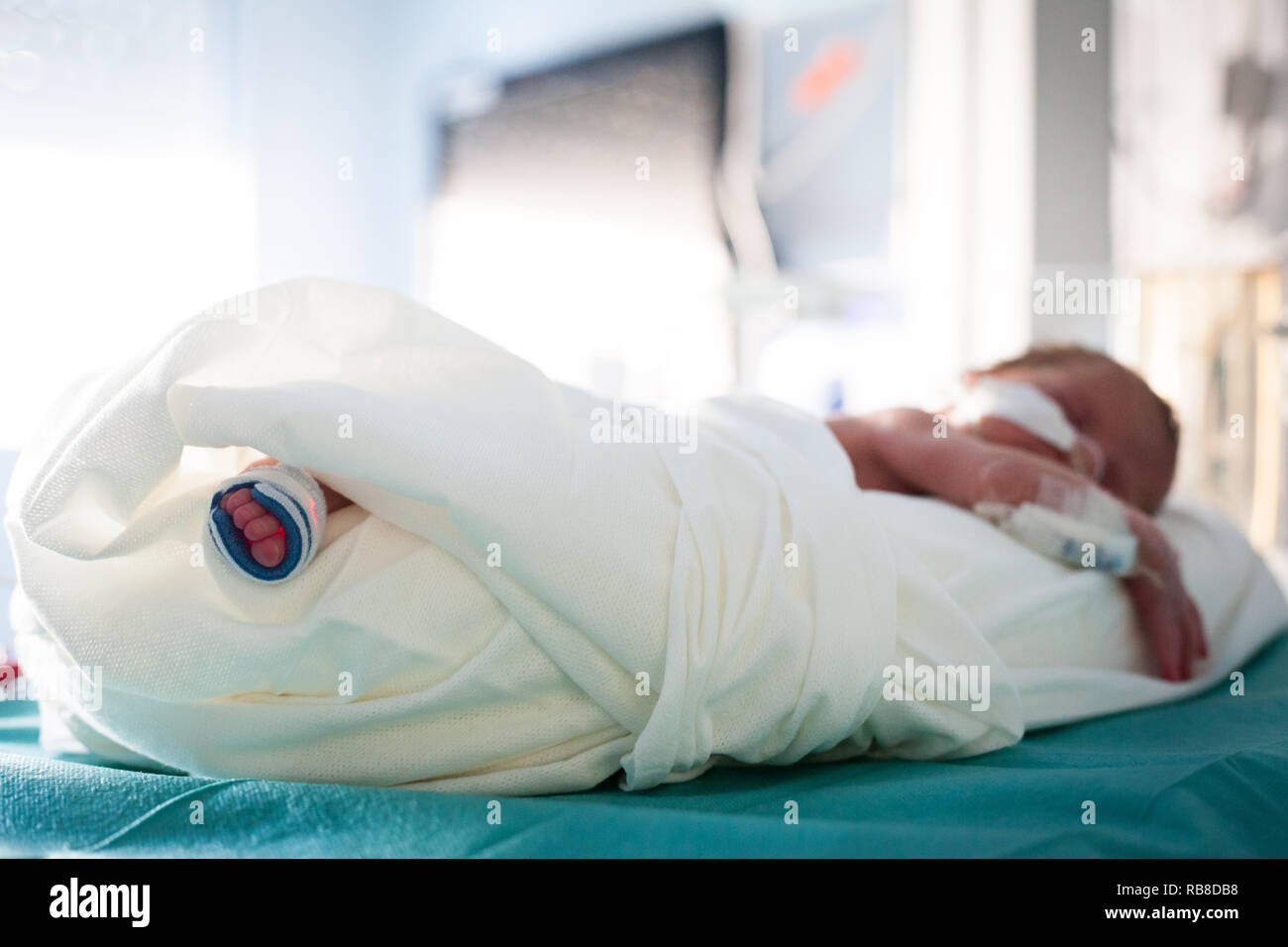Vestiti per neonati prematuri immagini e fotografie stock ad alta  risoluzione - Alamy