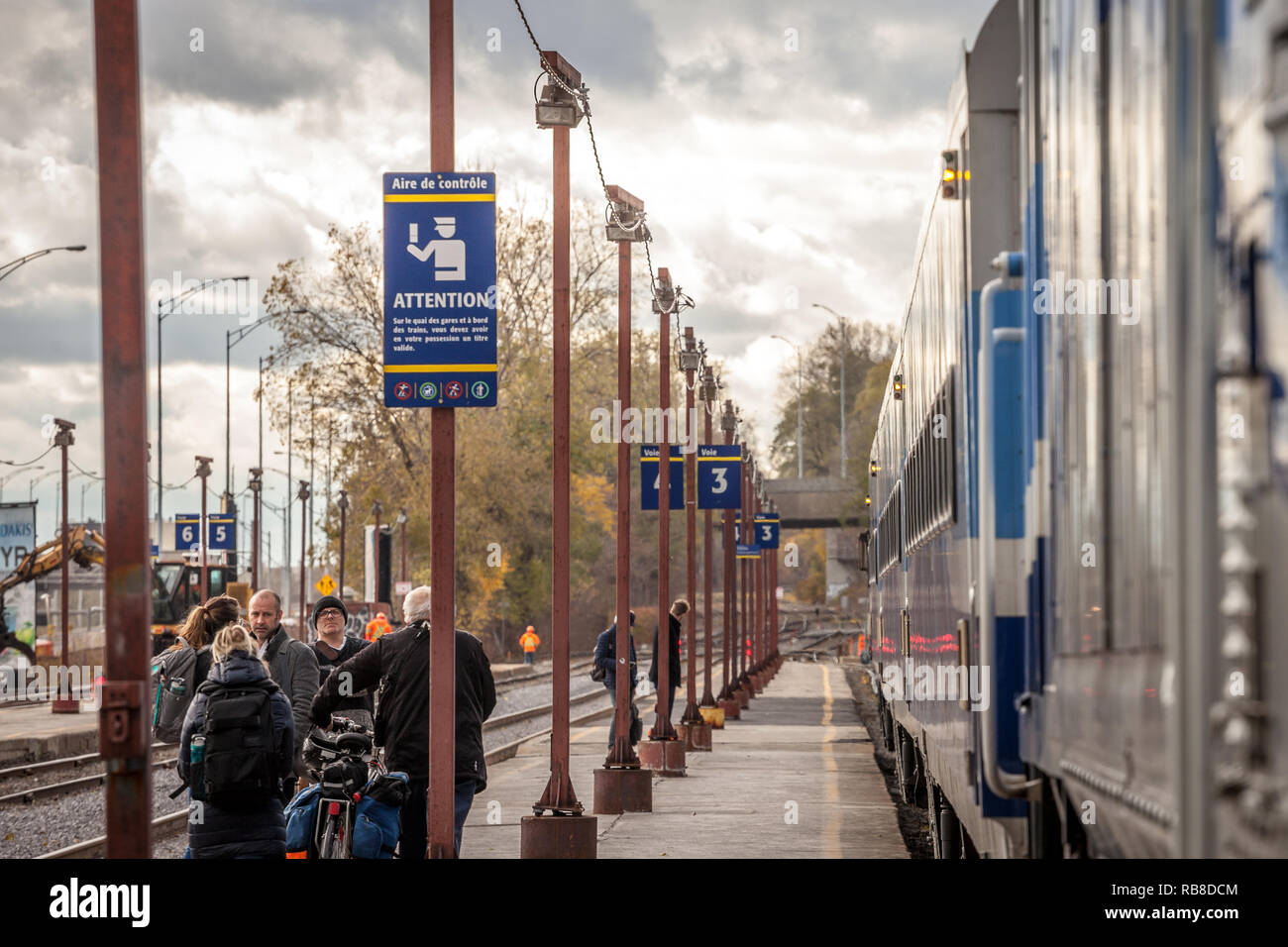 MONTREAL, Canada - 7 Novembre 2018: i passeggeri si prepara per il consiglio un Exo Montreal treno suburbano in la stazione dei treni di Gare Lucien L'A Foto Stock