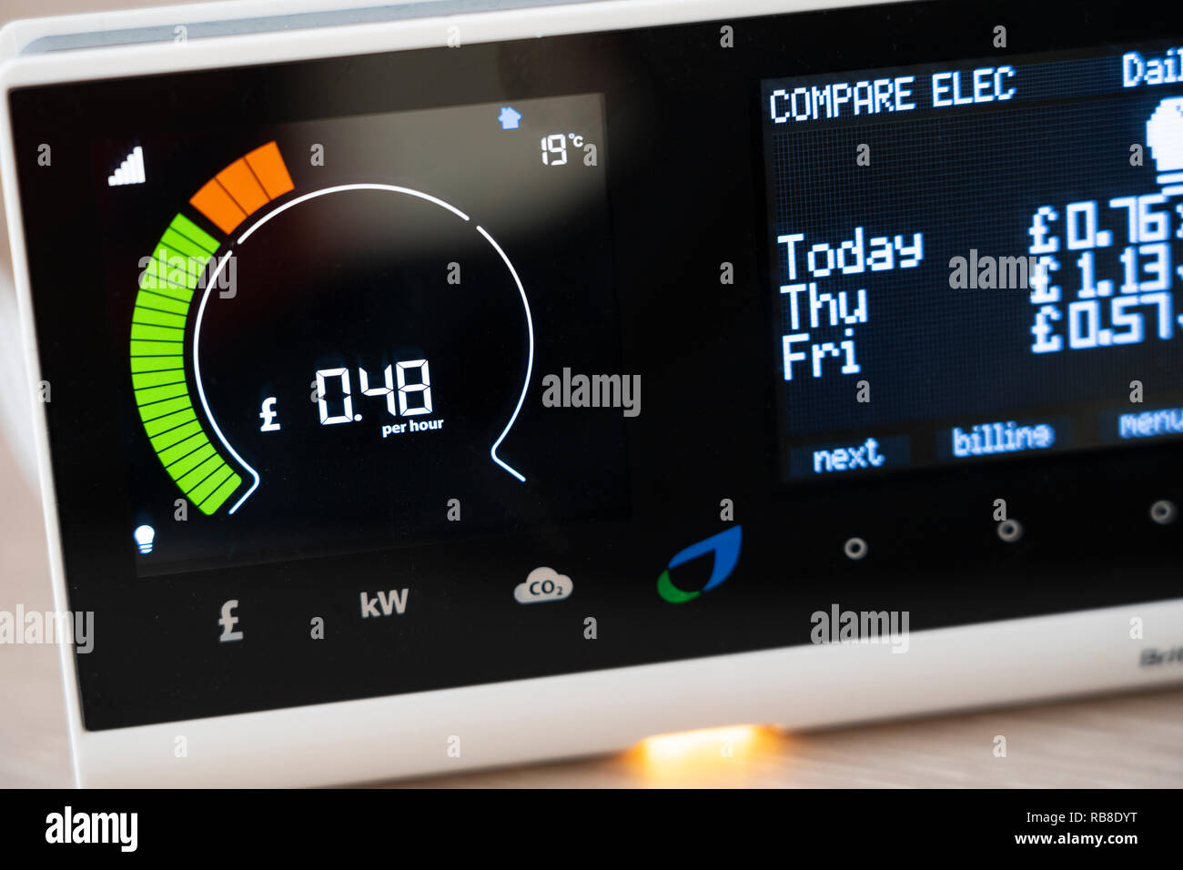 Un British Gas smart meter in una casa che mostra il consumo di energia elettrica per ora e il confronto con le precedenti giorni di utilizzo Foto Stock