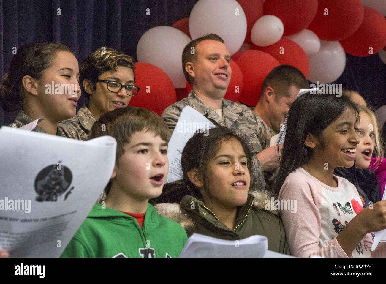 Tech. Sgt. Jane Hunter, sinistra e Senior Airman Lena Santiago, centro, sia con il 177th volo comunicazioni e Master Sgt. Benjamin Hemme, 177th squadrone di manutenzione, tutti con il New Jersey Air National Guard, pratica cantando canti di vacanze con il quarto livellatrici dal Seaview Scuola Elementare di Linwood, N.J., durante il XVI vacanza annuale "ongfest' presso il New Jersey Veterans Memorial Home a Vineland, N.J., Dic 13, 2016. Più di 80 quarta livellatrici e 18 aviatori cantato canzoni di vacanza e distribuite le carte per la casa residenti durante l'evento. Foto Stock