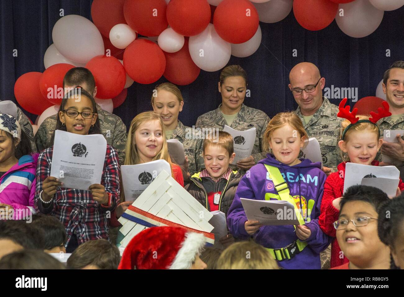 Avieri dal 177th Fighter Wing, New Jersey Air National Guard, pratica cantando canti di vacanze con il quarto livellatrici dal Seaview Scuola Elementare di Linwood, N.J., durante il XVI vacanza annuale "ongfest' presso il New Jersey Veterans Memorial Home a Vineland, N.J., Dic 13, 2016. Più di 80 quarta livellatrici e 18 aviatori cantato canzoni di vacanza e distribuite le carte per la casa residenti durante l'evento. Foto Stock