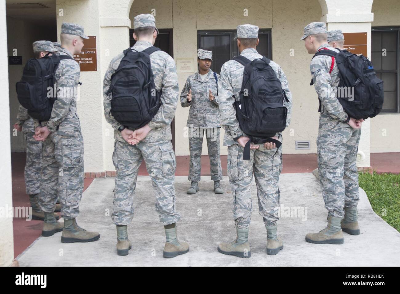 Master Sgt. Kelli Jackson (centro), 558th Flying Training Squadron formazione militare leader e sovrintendente, parla con sensore di base operatore formazione tecnica aviatori a base comune San Antonio-Randolph dic. 14, 2016. Jackson indossa un aiguillette blu, o corda, sulla sua spalla sinistra per significare la sua come un MTL. Foto Stock