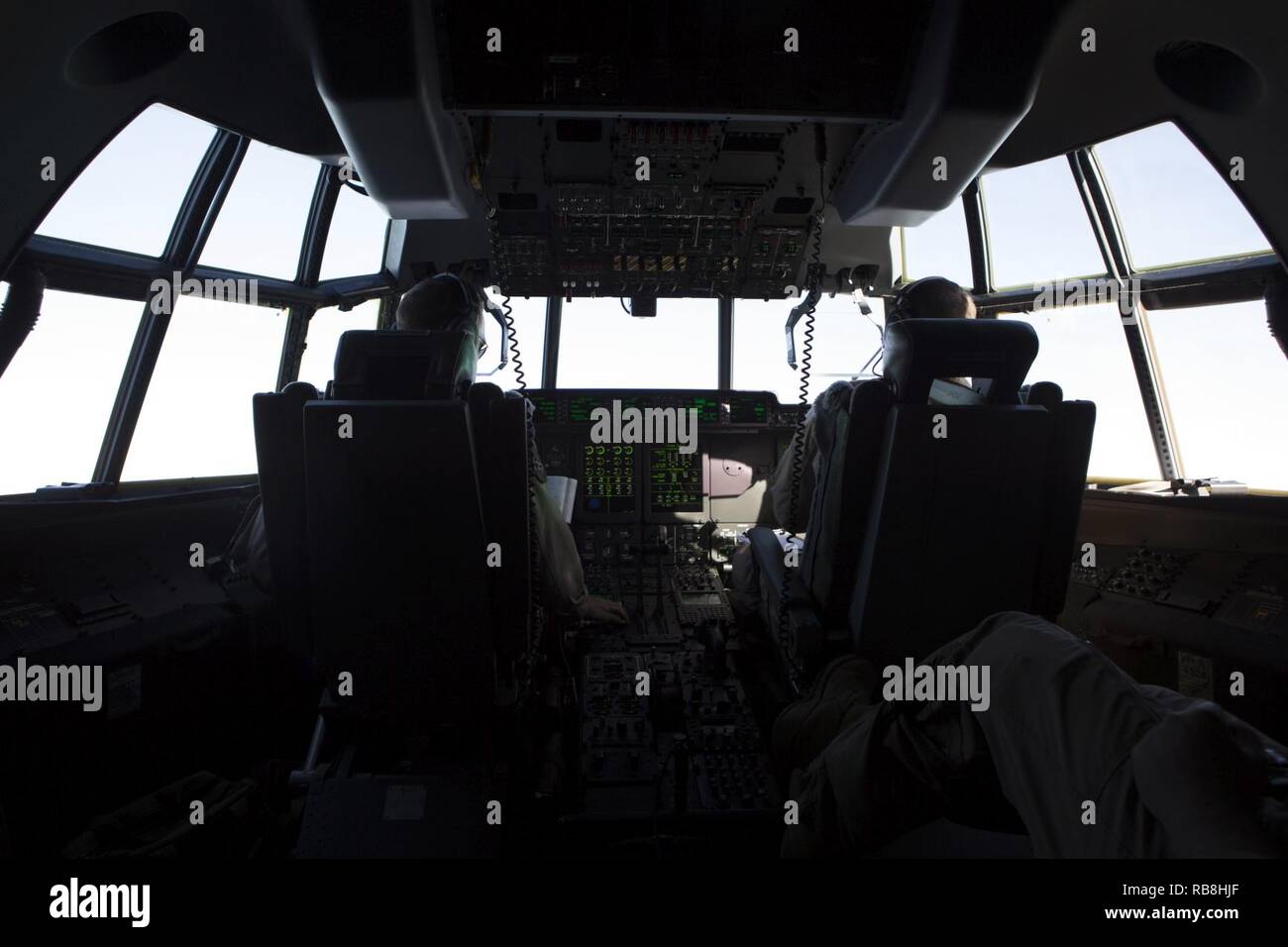 Stati Uniti Marine aviatori con scopo speciale Marine Air Ground Task Force-Crisis Response-Africa operare una KC-130J Super Hercules durante la conduzione di rifornimento dell'antenna con l'undicesimo Marine Expeditionary Unit al largo Gibuti, Dic 13, 2016. L'antenna il rifornimento di carburante, condotto tra il SPMAGTF-CR-AF e xi MEU, era a sostegno dell'esercizio del coccodrillo di pugnale. Stati Uniti Marines e velisti assegnati per scopi speciali Air-Ground Marine Task Force-Crisis Response-Africa supporto Comando operazioni, imprevisti e la cooperazione in materia di sicurezza negli Stati Uniti Africa il comando area di responsabilità. Foto Stock Stati Uniti Marine aviatori con scopo speciale Marine Air Ground Task Force-Crisis Response-Africa operare una KC-130J Super Hercules durante la conduzione di rifornimento dell'antenna con l'undicesimo Marine Expeditionary Unit al largo Gibuti, Dic 13, 2016. L'antenna il rifornimento di carburante, condotto tra il SPMAGTF-CR-AF e xi MEU, era a sostegno dell'esercizio del coccodrillo di pugnale. Stati Uniti Marines e velisti assegnati per scopi speciali Air-Ground Marine Task Force-Crisis Response-Africa supporto Comando operazioni, imprevisti e la cooperazione in materia di sicurezza negli Stati Uniti Africa il comando area di responsabilità. Foto Stock