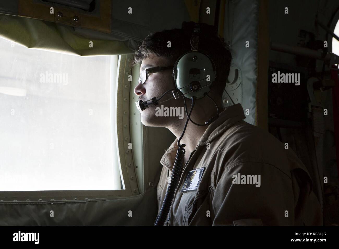 U.S Marine Corps Cpl. Caleb Keener, un'aria Crewman con scopo speciale Marine Air Ground Task Force-Crisis Response-Africa, dirige un AV-8B Harrier su aerei ad ala fissa la posizione di rifornimento durante la conduzione di rifornimento dell'antenna con l'undicesimo Marine Expeditionary Unit al largo di Gibuti, Dic 13, 2016. L'antenna il rifornimento di carburante, condotto tra il SPMAGTF-CR-AF e xi MEU era a sostegno di esercizio del coccodrillo di pugnale. Stati Uniti Marines e velisti assegnati per scopi speciali Air-Ground Marine Task Force-Crisis Response-Africa supporto Comando operazioni, Sopravvenienze e sicurezza cooperat Foto Stock U.S Marine Corps Cpl. Caleb Keener, un'aria Crewman con scopo speciale Marine Air Ground Task Force-Crisis Response-Africa, dirige un AV-8B Harrier su aerei ad ala fissa la posizione di rifornimento durante la conduzione di rifornimento dell'antenna con l'undicesimo Marine Expeditionary Unit al largo di Gibuti, Dic 13, 2016. L'antenna il rifornimento di carburante, condotto tra il SPMAGTF-CR-AF e xi MEU era a sostegno di esercizio del coccodrillo di pugnale. Stati Uniti Marines e velisti assegnati per scopi speciali Air-Ground Marine Task Force-Crisis Response-Africa supporto Comando operazioni, Sopravvenienze e sicurezza cooperat Foto Stock