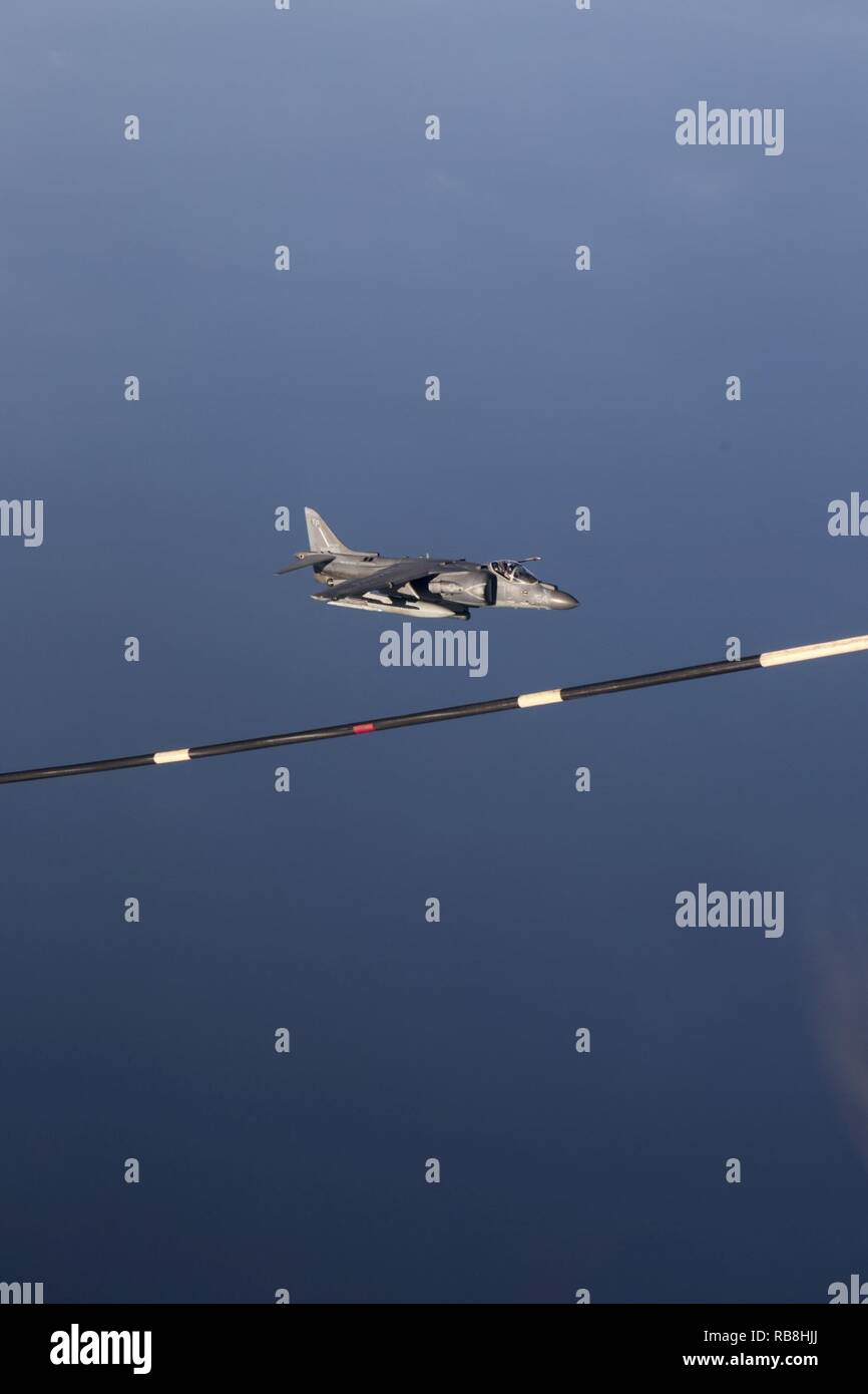 Un U.S. Marine Corps AV-8B Harrier pilota con la XI Marine Expeditionary Unit di mosche in grado di effettuare il rifornimento di antenna con una KC-130J Super Hercules assegnati a scopo speciale Marine Air Ground Task Force-Crisis Response-Africa al largo di Gibuti, Dic 13, 2016. L'antenna il rifornimento di carburante, condotto tra il SPMAGTF-CR-AF e xi MEU era a sostegno di esercizio del coccodrillo di pugnale. Stati Uniti Marines e velisti assegnati per scopi speciali Air-Ground Marine Task Force-Crisis Response-Africa supporto Comando operazioni, imprevisti e la cooperazione in materia di sicurezza negli Stati Uniti Africa un comando Foto Stock Un U.S. Marine Corps AV-8B Harrier pilota con la XI Marine Expeditionary Unit di mosche in grado di effettuare il rifornimento di antenna con una KC-130J Super Hercules assegnati a scopo speciale Marine Air Ground Task Force-Crisis Response-Africa al largo di Gibuti, Dic 13, 2016. L'antenna il rifornimento di carburante, condotto tra il SPMAGTF-CR-AF e xi MEU era a sostegno di esercizio del coccodrillo di pugnale. Stati Uniti Marines e velisti assegnati per scopi speciali Air-Ground Marine Task Force-Crisis Response-Africa supporto Comando operazioni, imprevisti e la cooperazione in materia di sicurezza negli Stati Uniti Africa un comando Foto Stock
