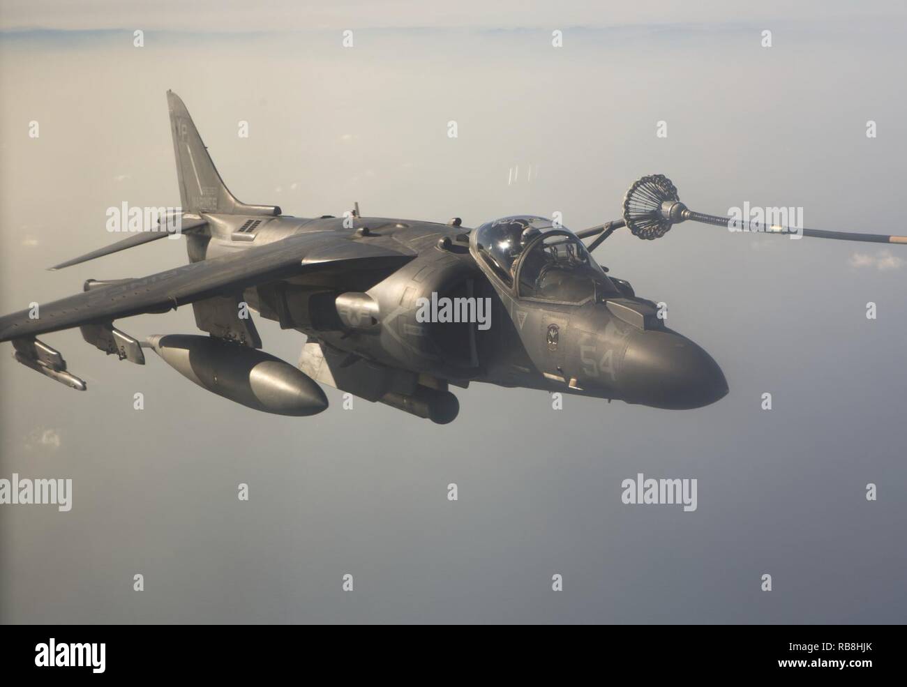 Un U.S. Marine Corps AV-8B Harrier pilota con la XI Marine Expeditionary Unit riceve il carburante da un KC-130J Super Hercules con scopo speciale Marine Air Ground Task Force-Crisis Response-Africa mentre al largo della costa africana, Dic 13, 2016. L'antenna il rifornimento di carburante, condotto tra il SPMAGTF-CR-AF e xi MEU era a sostegno dell'undicesimo MEUs esercizio Alligator pugnale. Stati Uniti Marines e velisti assegnati per scopi speciali Air-Ground Marine Task Force-Crisis Response-Africa supporto Comando operazioni, imprevisti e la cooperazione in materia di sicurezza negli Stati Uniti Africa il comando area di responsabilità. Foto Stock Un U.S. Marine Corps AV-8B Harrier pilota con la XI Marine Expeditionary Unit riceve il carburante da un KC-130J Super Hercules con scopo speciale Marine Air Ground Task Force-Crisis Response-Africa mentre al largo della costa africana, Dic 13, 2016. L'antenna il rifornimento di carburante, condotto tra il SPMAGTF-CR-AF e xi MEU era a sostegno dell'undicesimo MEUs esercizio Alligator pugnale. Stati Uniti Marines e velisti assegnati per scopi speciali Air-Ground Marine Task Force-Crisis Response-Africa supporto Comando operazioni, imprevisti e la cooperazione in materia di sicurezza negli Stati Uniti Africa il comando area di responsabilità. Foto Stock
