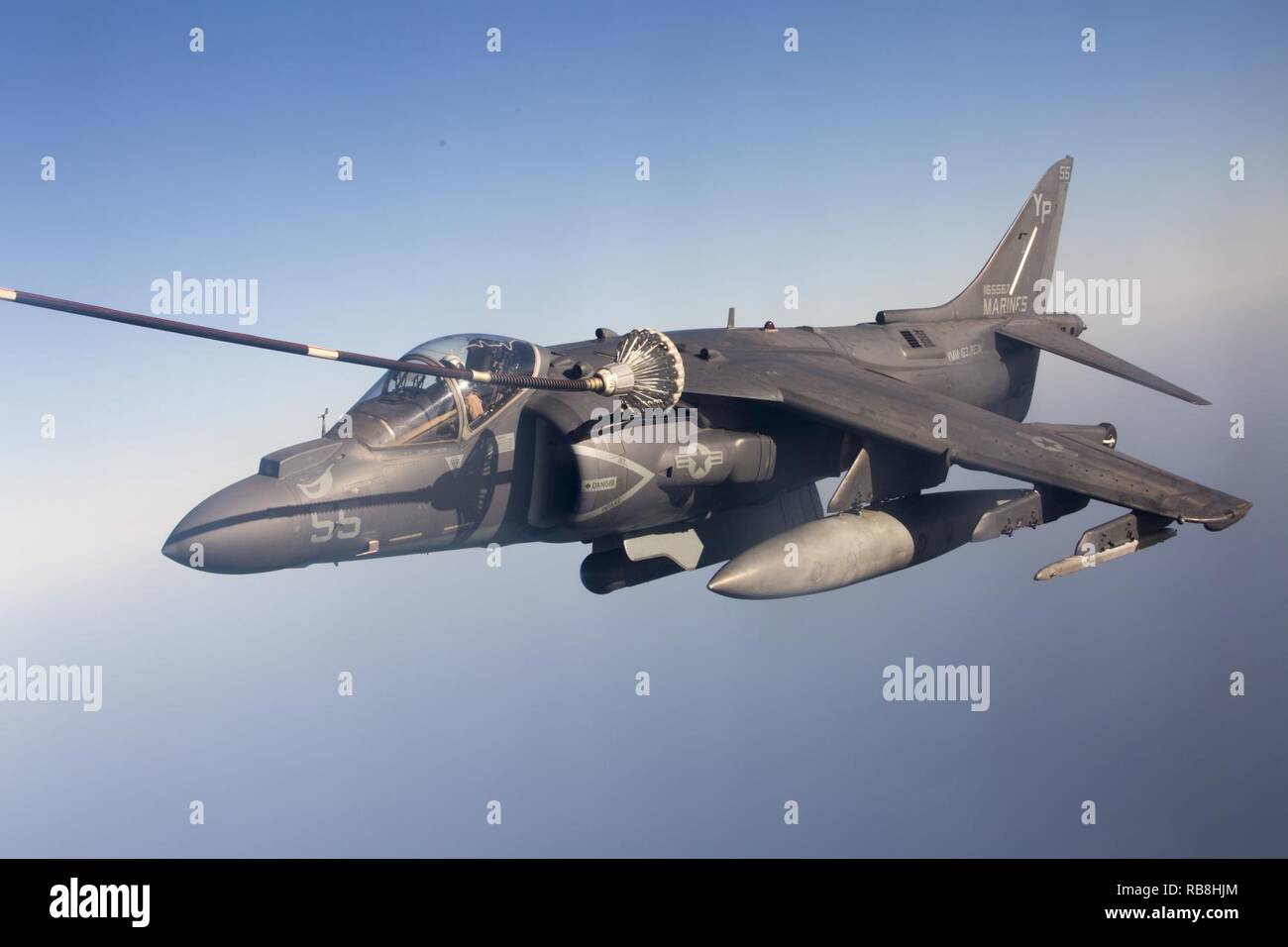 Un U.S. Marine Corps AV-8B Harrier con xi Marine Expeditionary Unit riceve il carburante da un KC-130J Super Hercules con scopo speciale Marine Air Ground Task Force-Crisis Response-Africa al largo della costa africana, Dic 13, 2016. L'antenna il rifornimento di carburante, condotto tra il SPMAGTF-CR-AF e xi MEU era a sostegno dell'undicesimo MEUs esercizio Alligator pugnale. Stati Uniti Marines e velisti assegnati per scopi speciali Air-Ground Marine Task Force-Crisis Response-Africa supporto Comando operazioni, imprevisti e la cooperazione in materia di sicurezza negli Stati Uniti Africa il comando area di responsabilità. Foto Stock Un U.S. Marine Corps AV-8B Harrier con xi Marine Expeditionary Unit riceve il carburante da un KC-130J Super Hercules con scopo speciale Marine Air Ground Task Force-Crisis Response-Africa al largo della costa africana, Dic 13, 2016. L'antenna il rifornimento di carburante, condotto tra il SPMAGTF-CR-AF e xi MEU era a sostegno dell'undicesimo MEUs esercizio Alligator pugnale. Stati Uniti Marines e velisti assegnati per scopi speciali Air-Ground Marine Task Force-Crisis Response-Africa supporto Comando operazioni, imprevisti e la cooperazione in materia di sicurezza negli Stati Uniti Africa il comando area di responsabilità. Foto Stock