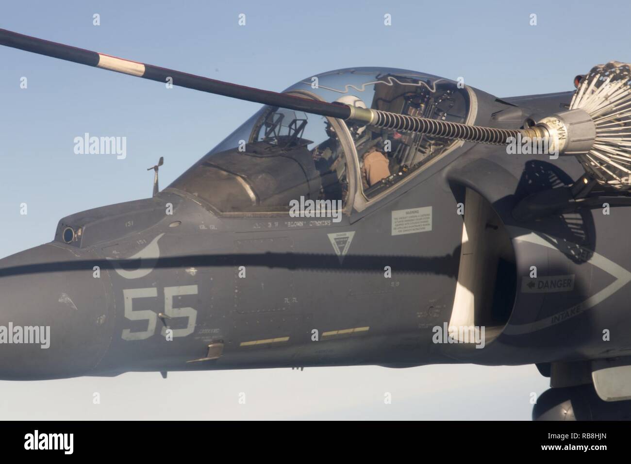 Un U.S. Marine Corps AV-8B Harrier pilota con la XI Marine Expeditionary Unit riceve il carburante da un KC-130J Super Hercules con scopo speciale Marine Air Ground Task Force-Crisis Response-Africa, al largo di Gibuti, Dic 13, 2016. L'antenna il rifornimento di carburante, condotto tra il SPMAGTF-CR-AF e xi MEU era a sostegno dell'undicesimo MEUs esercizio Alligator pugnale. Stati Uniti Marines e velisti assegnati per scopi speciali Air-Ground Marine Task Force-Crisis Response-Africa supporto Comando operazioni, imprevisti e la cooperazione in materia di sicurezza negli Stati Uniti Africa il comando area di responsabilità. Foto Stock Un U.S. Marine Corps AV-8B Harrier pilota con la XI Marine Expeditionary Unit riceve il carburante da un KC-130J Super Hercules con scopo speciale Marine Air Ground Task Force-Crisis Response-Africa, al largo di Gibuti, Dic 13, 2016. L'antenna il rifornimento di carburante, condotto tra il SPMAGTF-CR-AF e xi MEU era a sostegno dell'undicesimo MEUs esercizio Alligator pugnale. Stati Uniti Marines e velisti assegnati per scopi speciali Air-Ground Marine Task Force-Crisis Response-Africa supporto Comando operazioni, imprevisti e la cooperazione in materia di sicurezza negli Stati Uniti Africa il comando area di responsabilità. Foto Stock