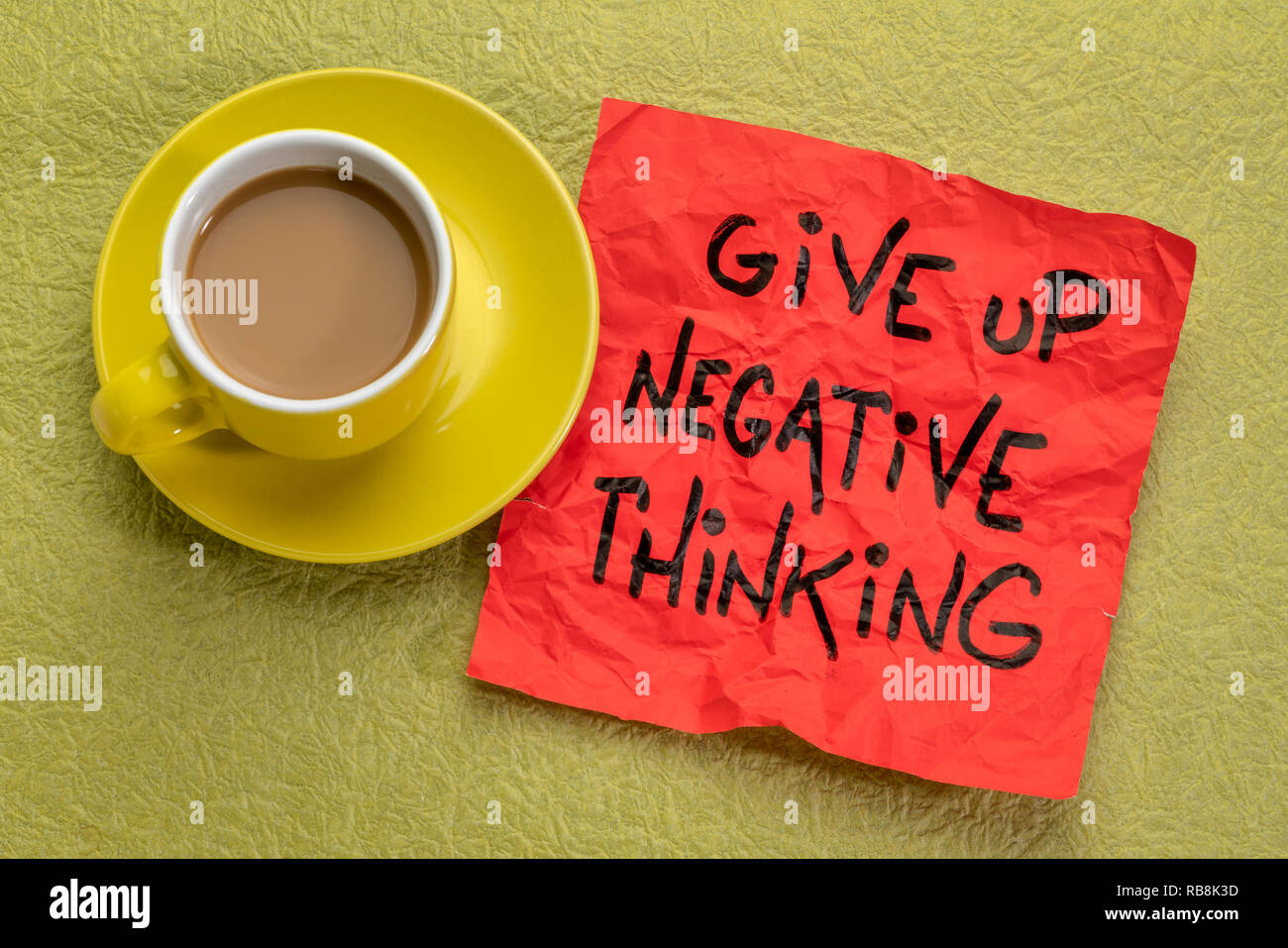 Rinunciare a pensieri negativi - Promemoria nota con una tazza di caffè Foto Stock