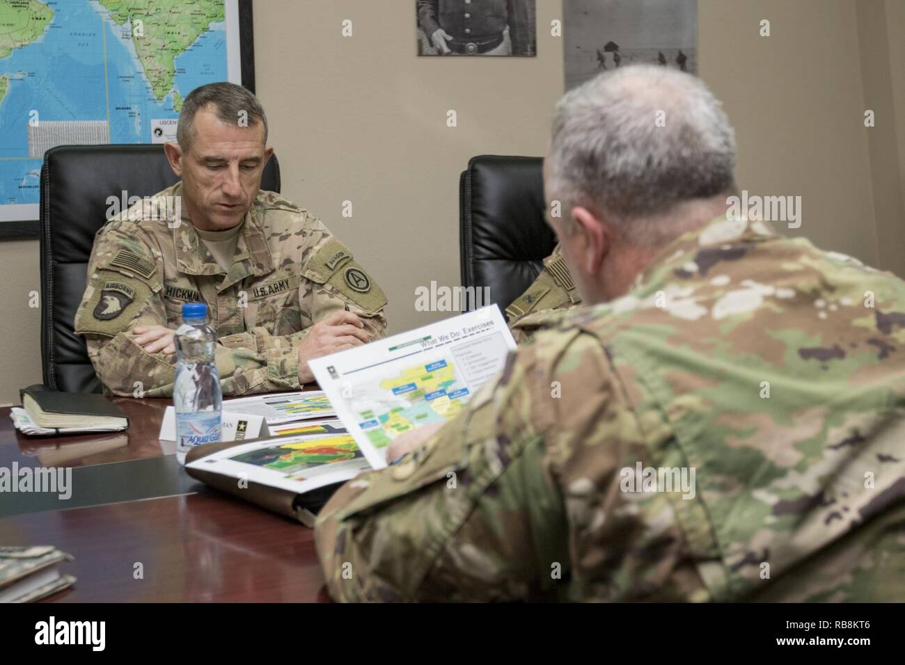 Brig. Gen. Richard Sele, il vice Comandante generale degli Stati Uniti Esercito degli affari civili e le operazioni psicologiche il comando (Airborne) da Fort Bragg, N.C., si incontra con il Mag. Gen. William Hickman, U.S. Centrale di esercito vice comandante generale - le operazioni e altri alti dirigenti durante la sua visita a Camp Arifjan in Kuwait del 16 dicembre, 2016. Sele anche visitare anche incluso un pranzo con gli affari civili soldati dove ha affrontato le loro osservazioni e preoccupazioni e discusso in missioni che operano in tutta la regione. Foto Stock