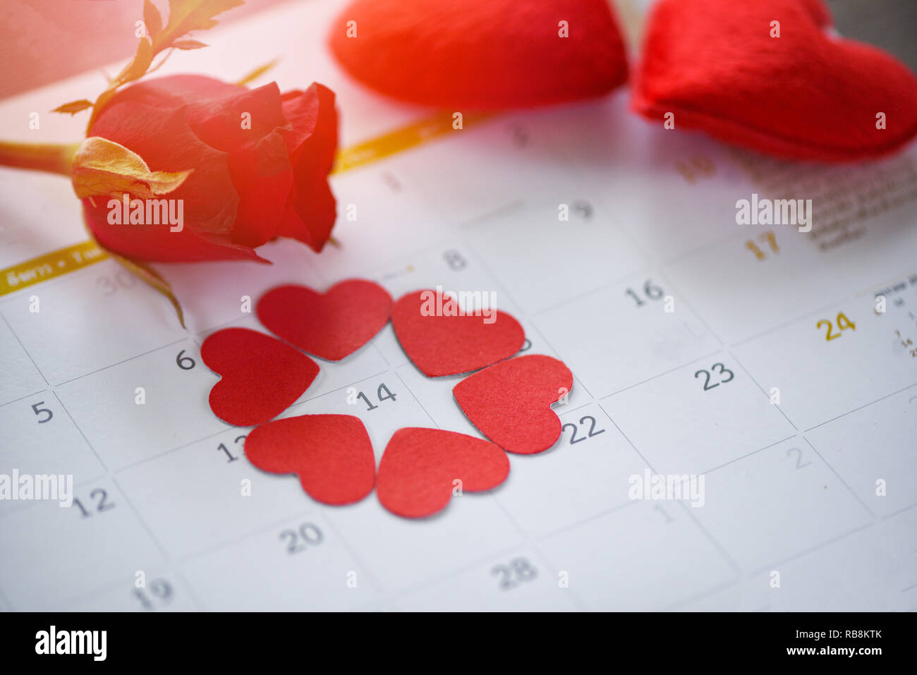 Il giorno di San Valentino calendario amore concezione del tempo / calendario pagina con cuore rosso il 14 febbraio del giorno di San Valentino cuore rosso e le rose fiore Foto Stock